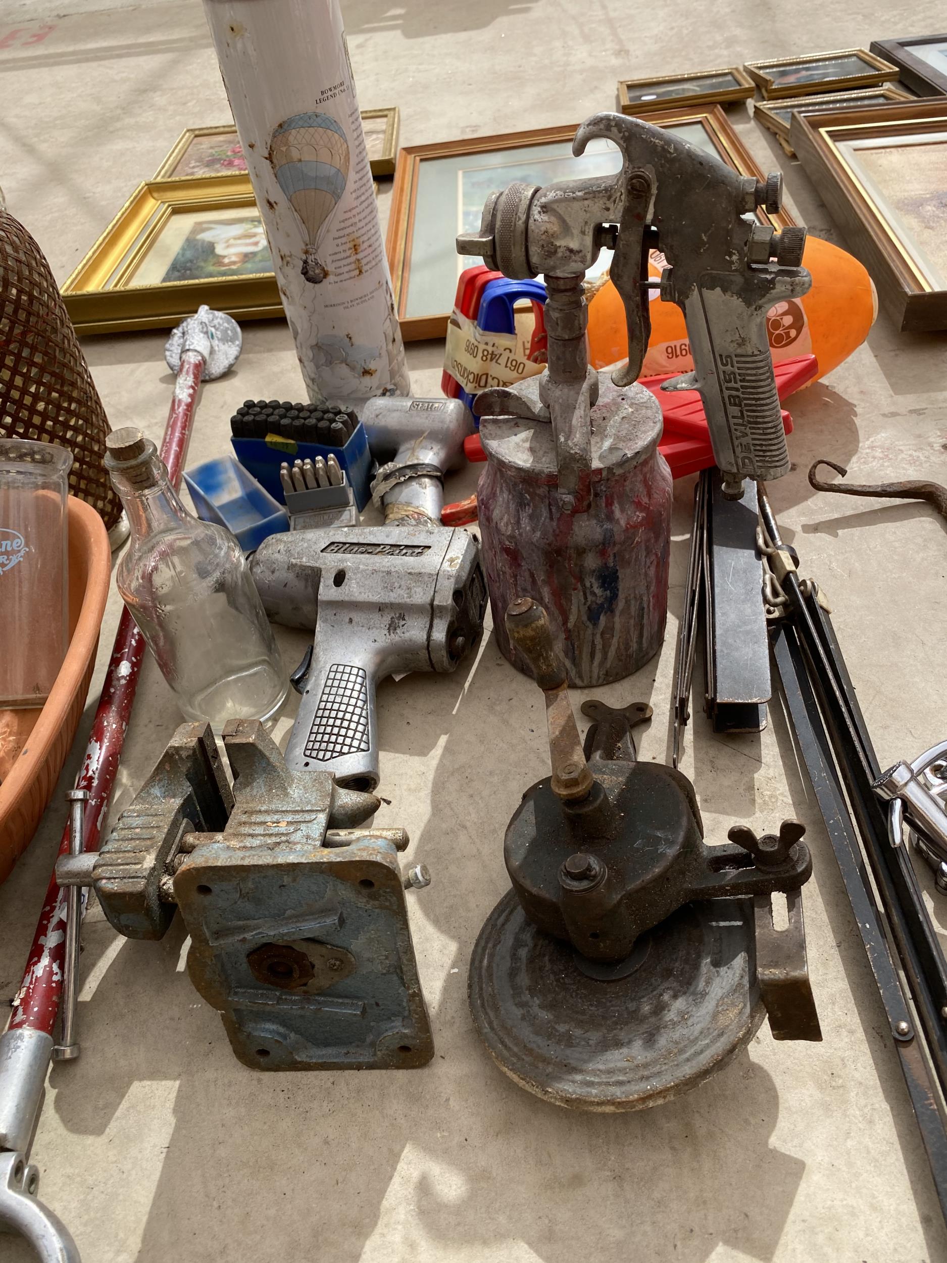 AN ASSORTMENT OF ITEMS TO INCLUDE A BLUE POINT RATCHET GUN, LETTER PUNCHES AND A VICE ETC - Image 3 of 5