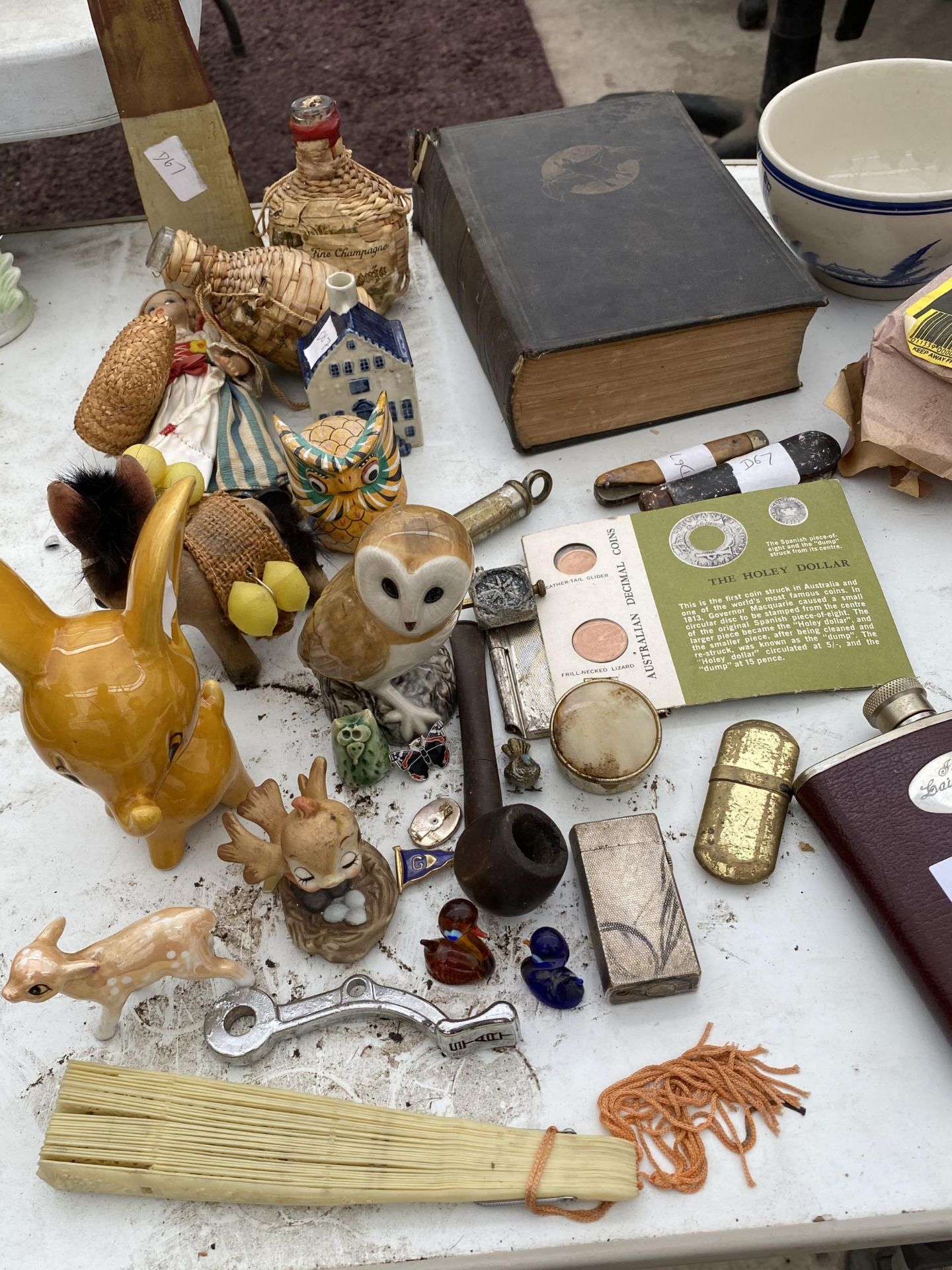 AN ASSORTMENT OF ITEMS TO INCLUDE PENKNIVES, LIGHTERS AND ANIMAL FIGURES ETC - Image 2 of 3
