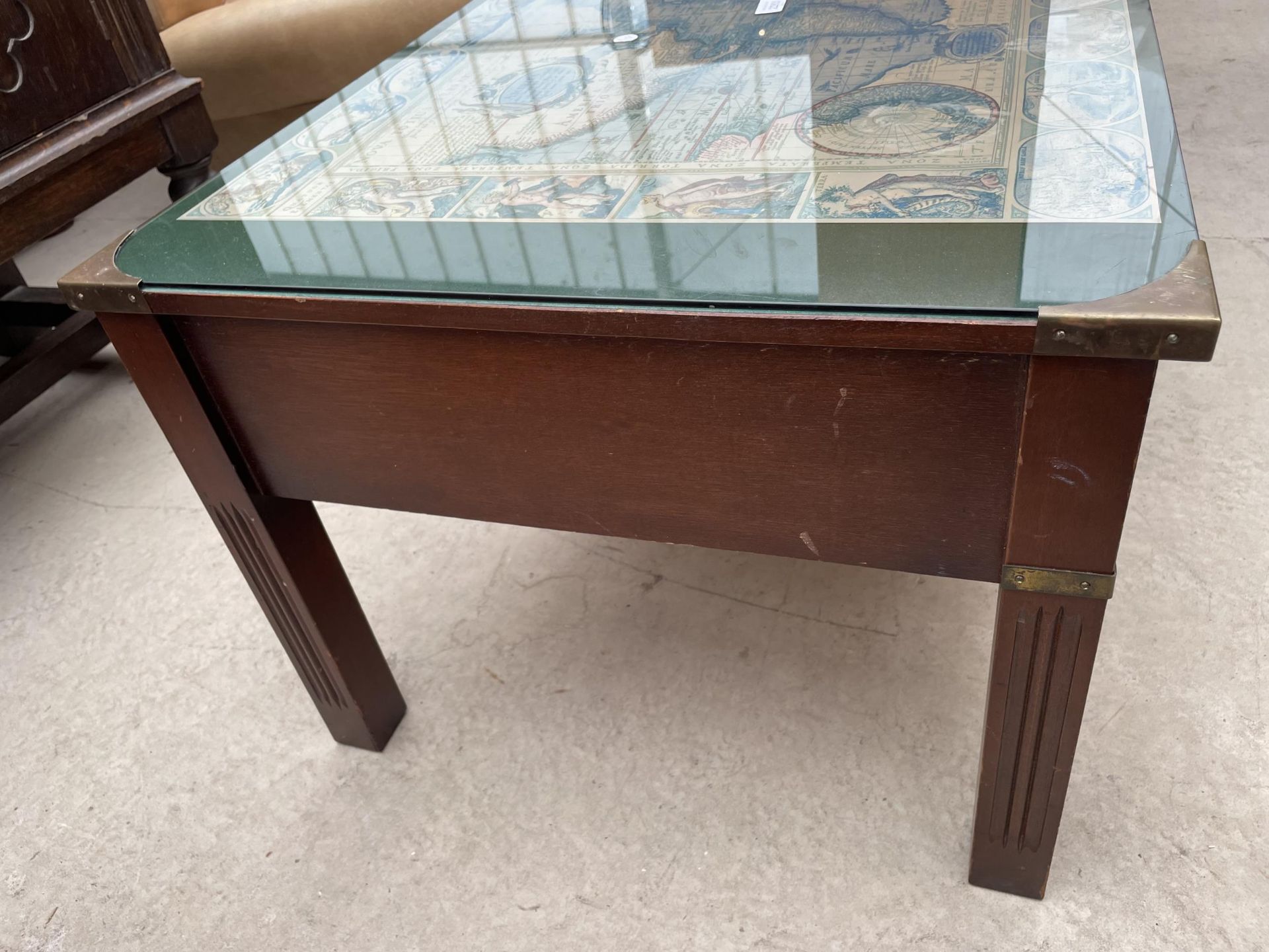 A MODERN COFFEE TABLE 36" X 24" WITH GLASS TOP COVERING ANTIQUE STYLE WORLD MAP WITH TWO DRAWERS - Image 4 of 4
