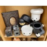 AN ASSORTMENT OF ITEMS TO INCLUDE VINTAGE CAMERAS, A PICTURE FRAME AND HOMEPRIDE FIGURES ETC
