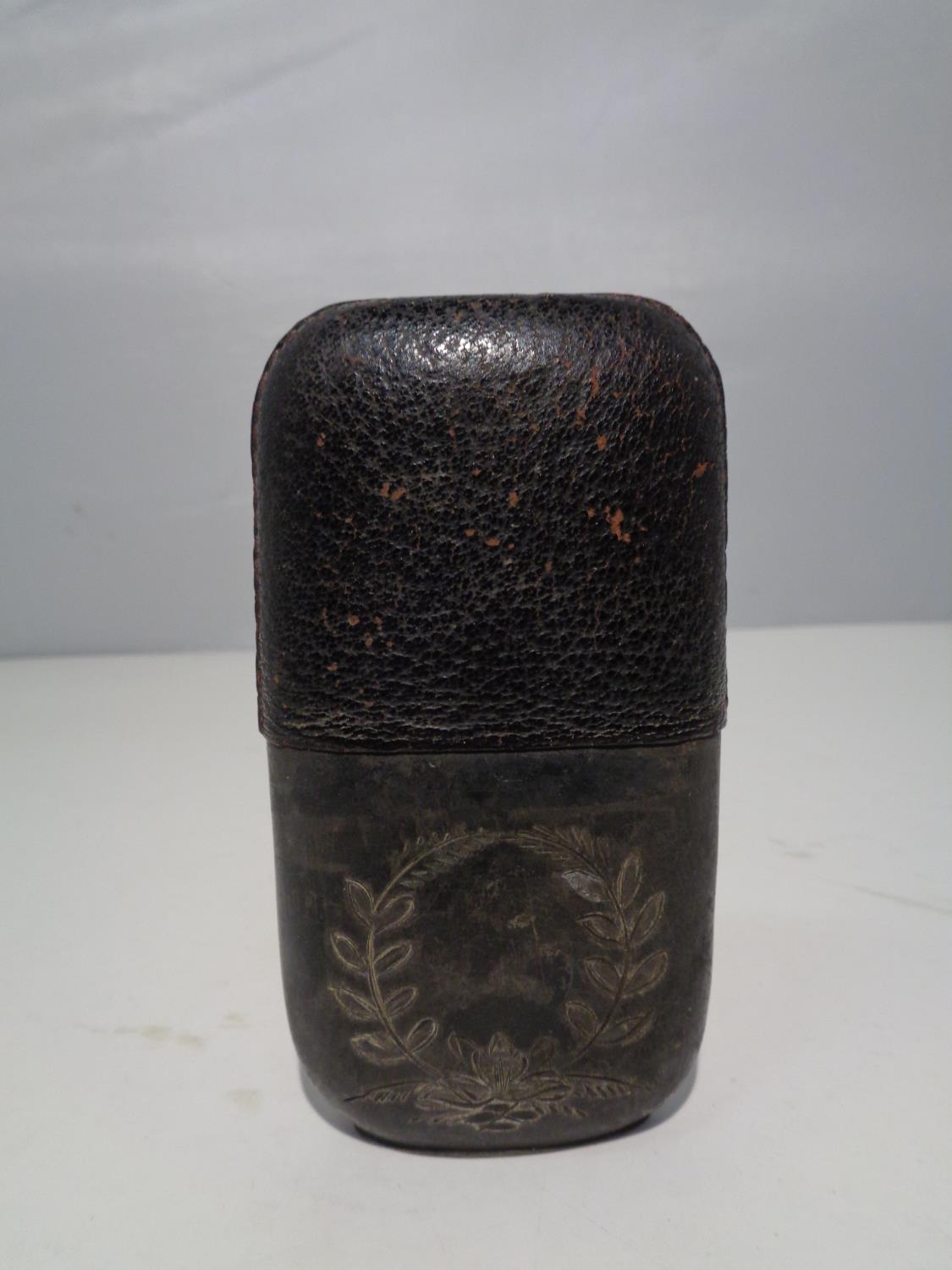 A GLASS FLASK WITH AN ENGRAVED METAL TOP - Image 2 of 6