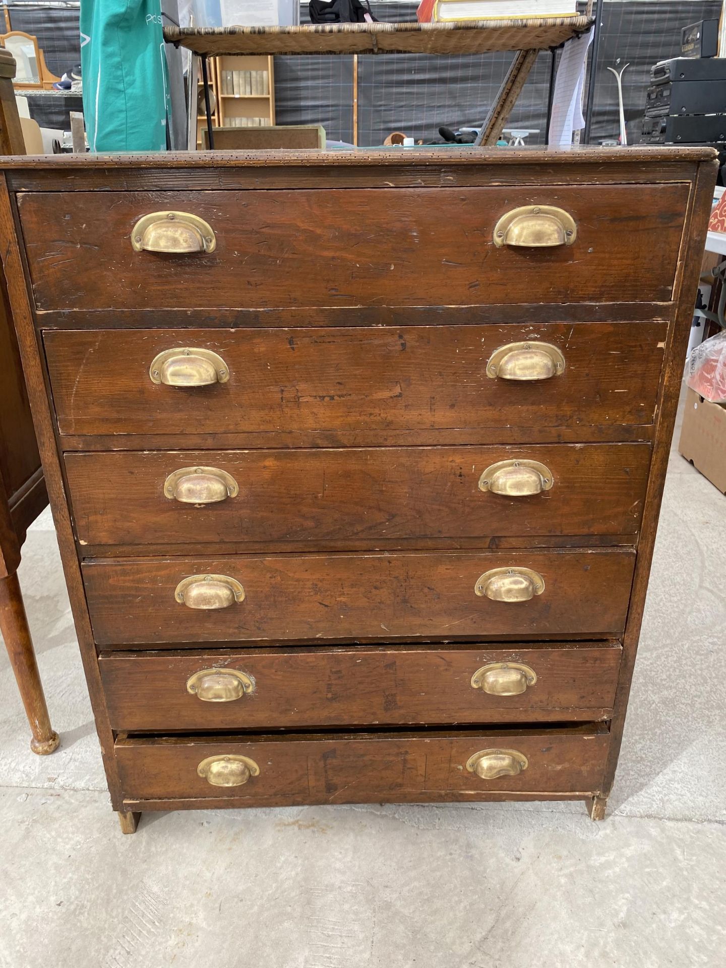 AN EARLY 20TH CENTURY STAINED PINE CHEST OF SIX DRAWERS WITH BRASS SCOOP HANDLES - Image 2 of 3