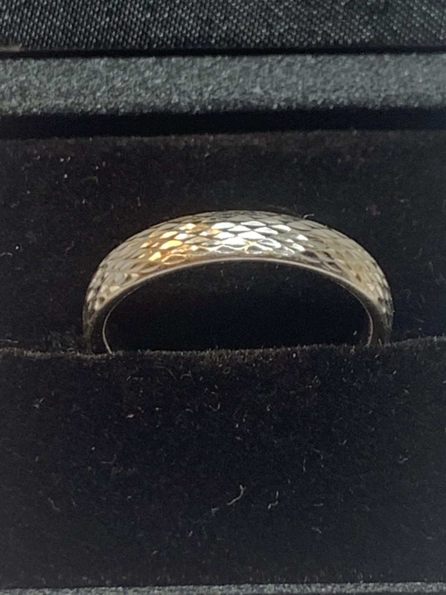 A 9 CARAT WHITE GOLD WEDDING BAND IN A PRESENTATION BOX