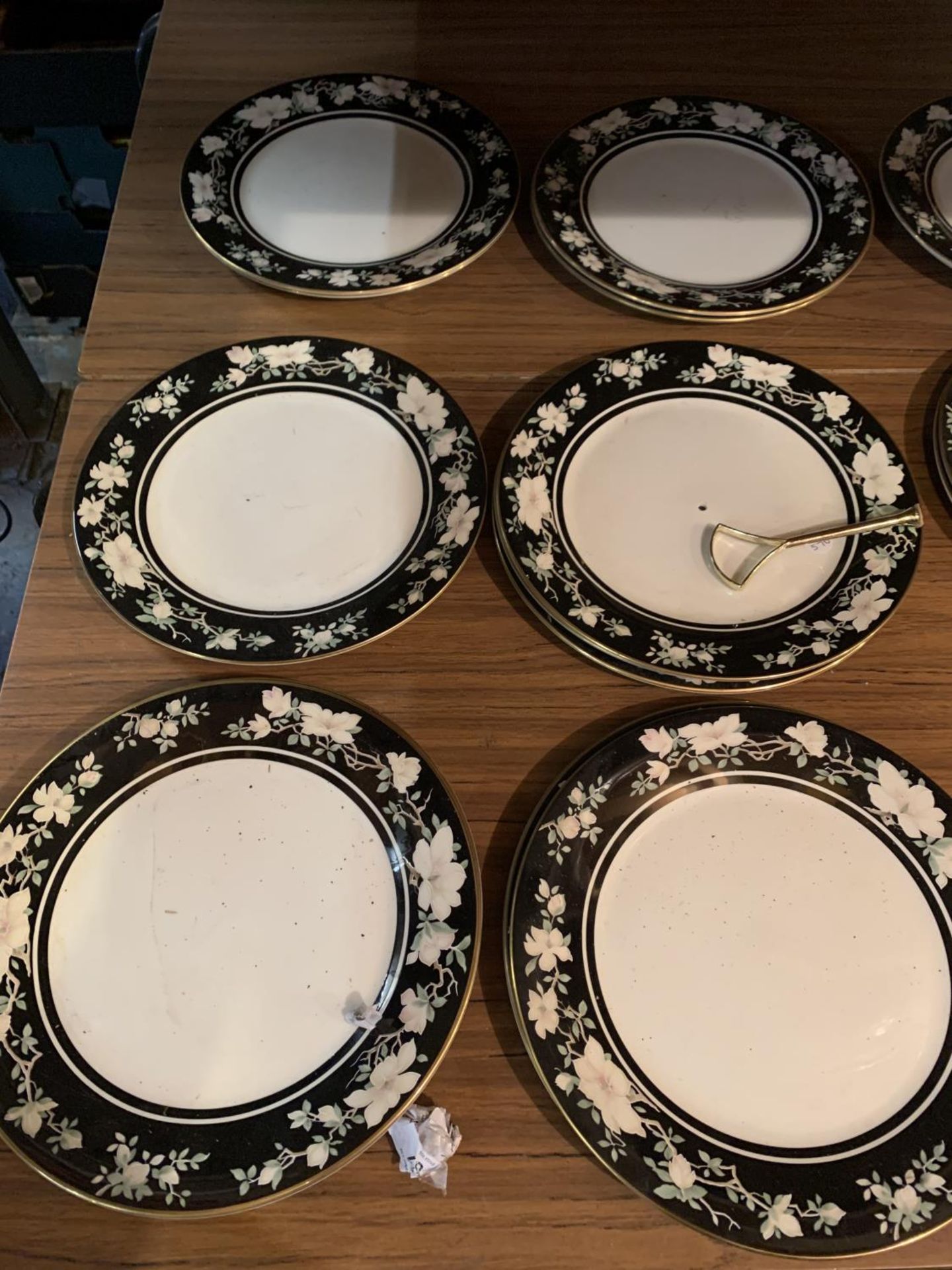 FIFTEEN ROYAL DOULTON VOGUE COLLECTION DINNER PLATES AND A THREE TIERED CAKE STAND - Image 6 of 6