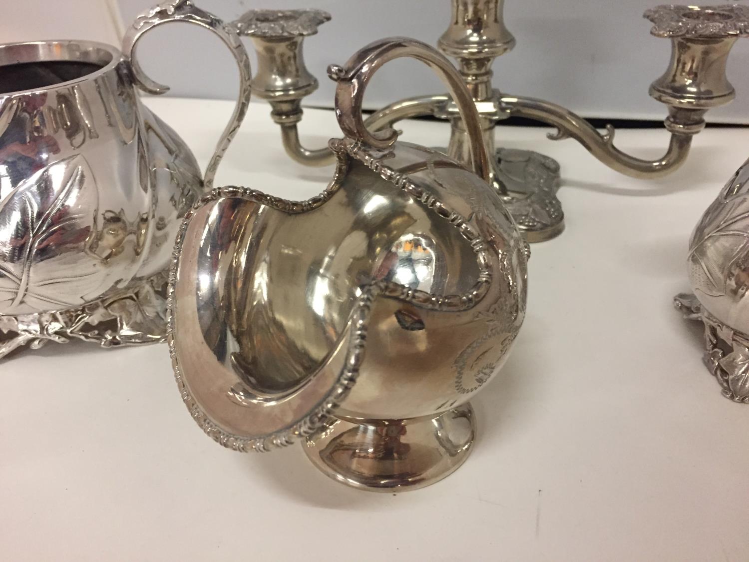 A SELECTION OF SILVER PLATED ITEMS TO INCLUDE A JUG, TWIN HANDLED VESSEL, CANDELABRA ETC - Image 4 of 10