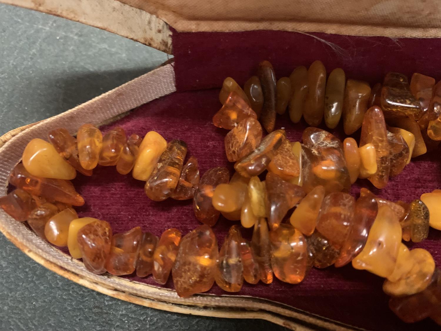 A BUTTERSCOTCH AMBER NECKLACE APPROXIMATELY 72 CM LONG WITH A PRESENTATION BOX - Bild 2 aus 4