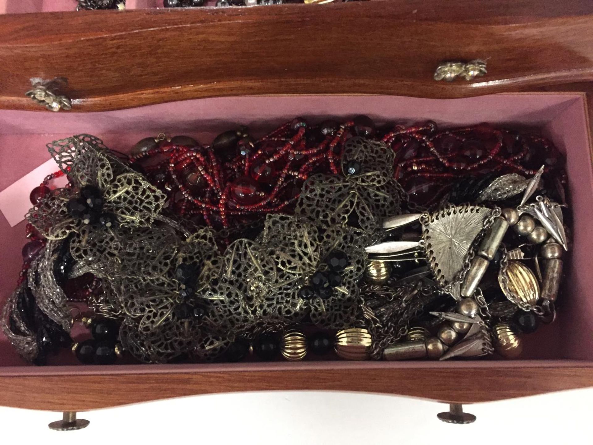 A WOODEN JEWELLERY BOX WITH CONTENTS - Image 3 of 5