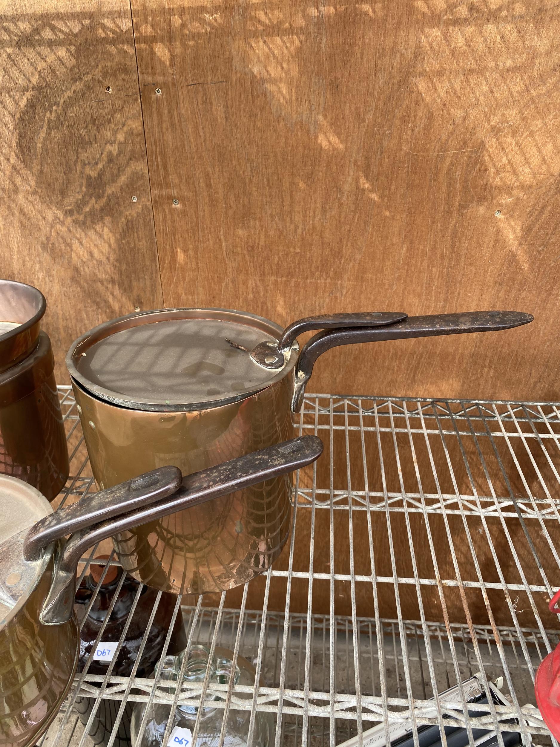 AN ASSORTMENT OF VINTAGE COPPER PANS IOF GARDUATED SIZES - Image 4 of 5