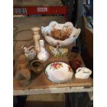 A SMALL COLLECTION OF CERAMICS TO INCLUDE A BUD VASE, A CANDLESTICK AND A BOWL ETC