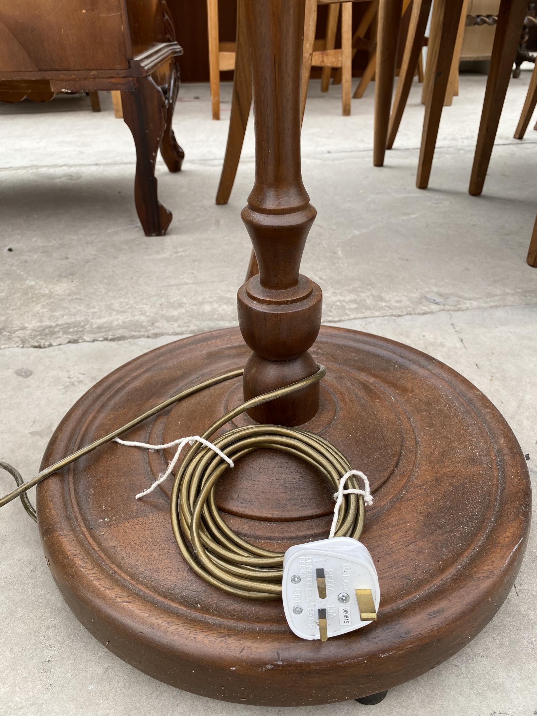 A MODERN STANDARD WITH CARVED ORIENTAL SCENES, ON TURNED COLUMN, COMPLETE WITH SHADE - Image 2 of 3