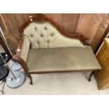 A SMALL MODERN BUTTON BACK CHAISE LONGUE