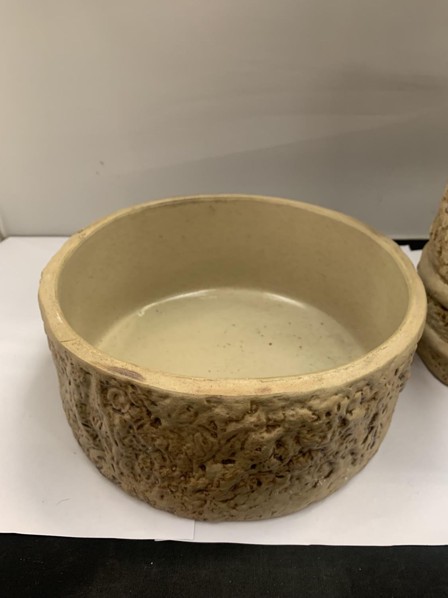 TWO HILLSTONIA STONEWARE ITEMS TO INLCUDE A LARGE JUG, HEIGHT 28CM AND FURTHER BOWL, DIAMETER 22CM - Image 2 of 4