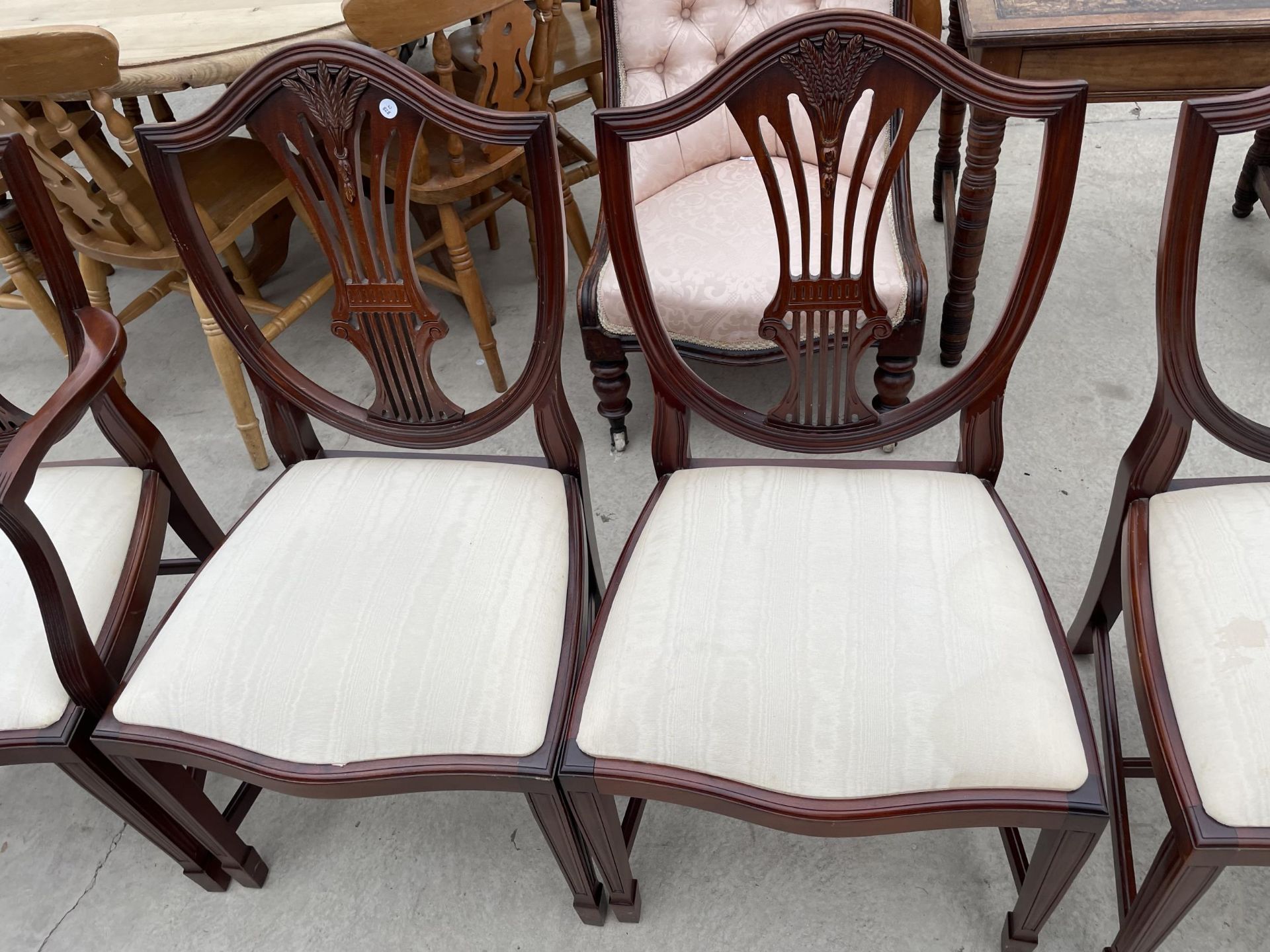 A SET OF EIGHT HEPPLEWHITE STYLE DINING CHAIRS, TWO BEING CARVED - Image 3 of 4