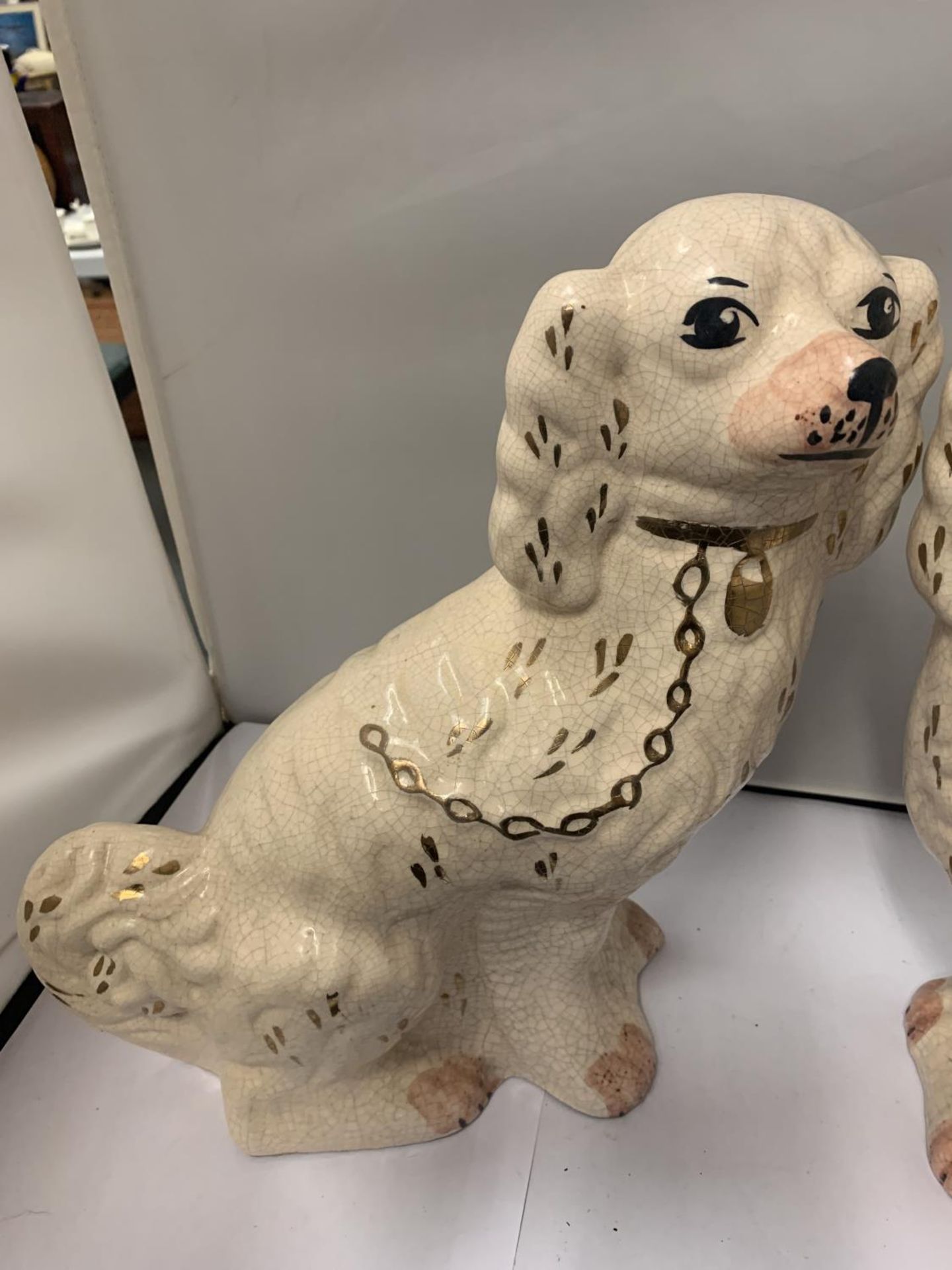 A PAIR OF STAFFORDSHIRE FLAT BACK SPANIELS APPROX 32CM HIGH - Image 3 of 4