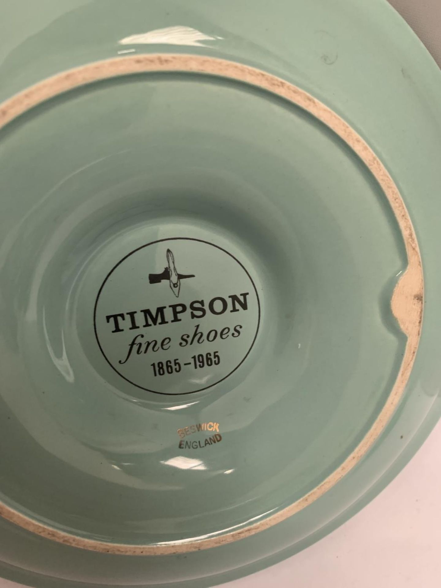 THREE ITEMS TO INCLUDE A CERAMIC ANDY CAPP, A COMMEMORATIVE TIMPSONS FINE SHOES PLATE 1865-1965 - Image 6 of 6