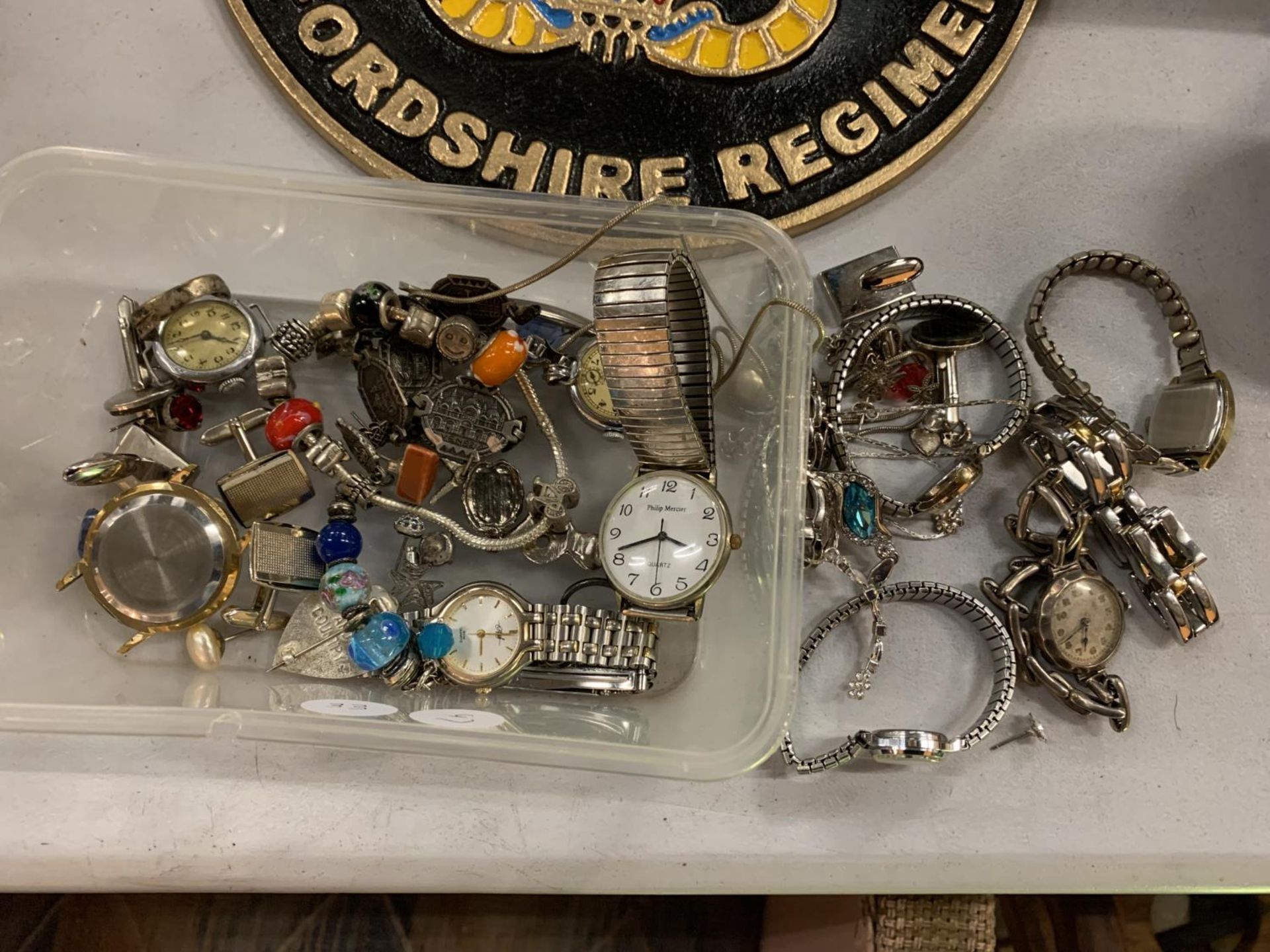 A QUANTITY OF COSTUME JEWELLERY AND WATCHES