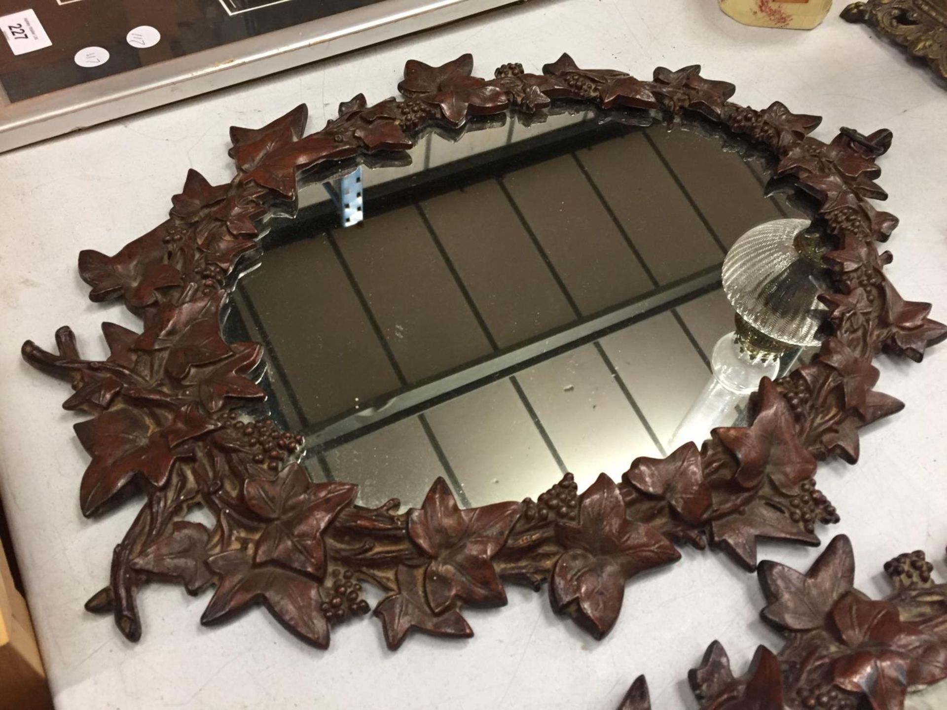 A PAIR OF HEAVY MATCHING WALL MIRRORS WITH ORNATE LEAF DESIGN - Image 5 of 6
