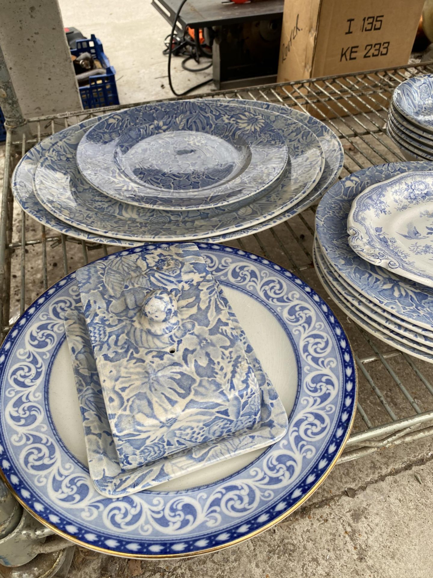A LARGE ASSORTMENT OF CERAMIC WARE TO INCLUDE MAINLY BLUE AND WHITE PLATES, CUPS AND SAUCERS AND - Image 2 of 3