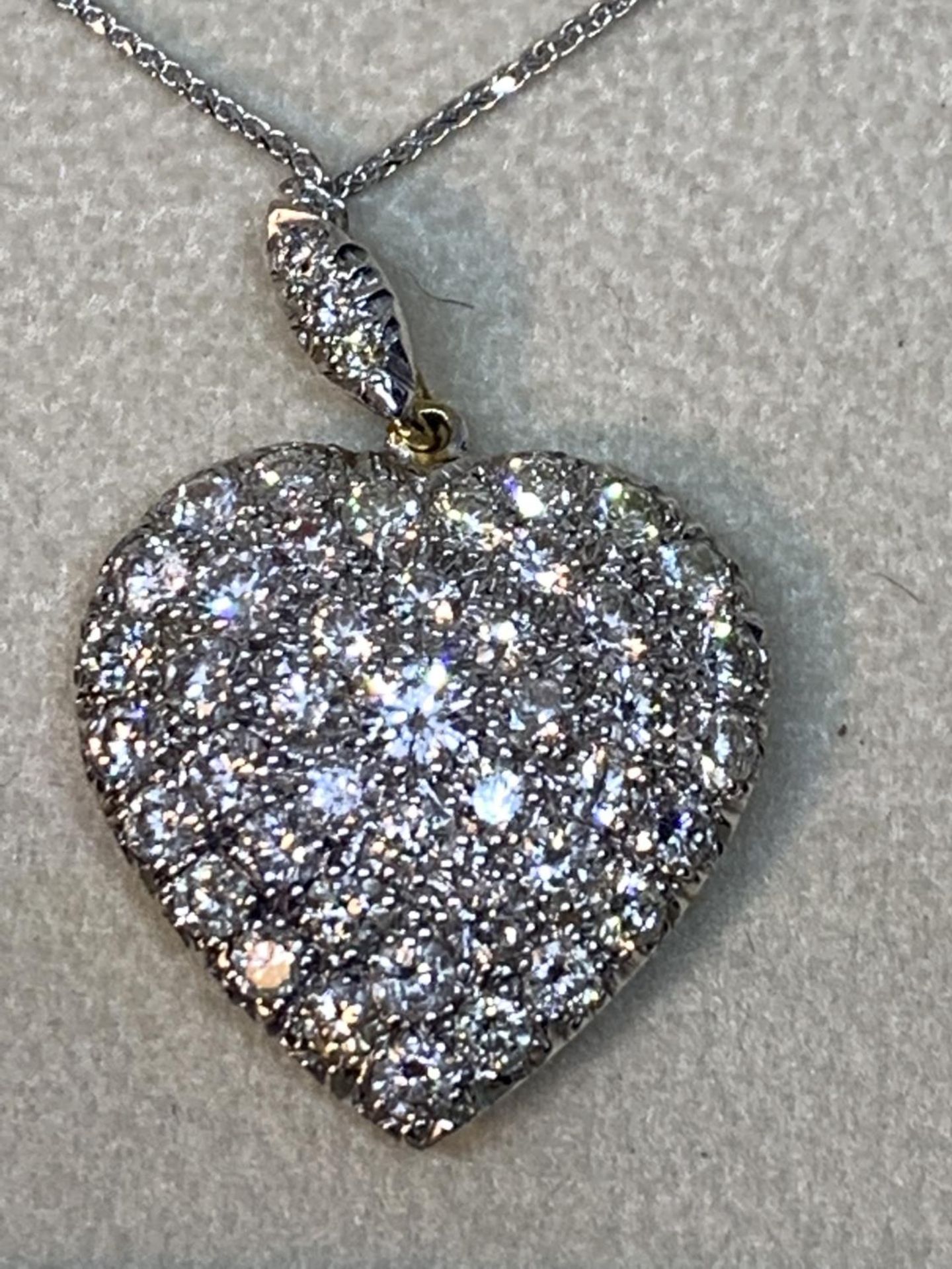 A 15 CARAT WHITE AND YELLOW GOLD LARGE DIAMOND ENCRUSTED HEART PENDANT WITH CHAIN LENGTH 44CM IN A - Image 7 of 8