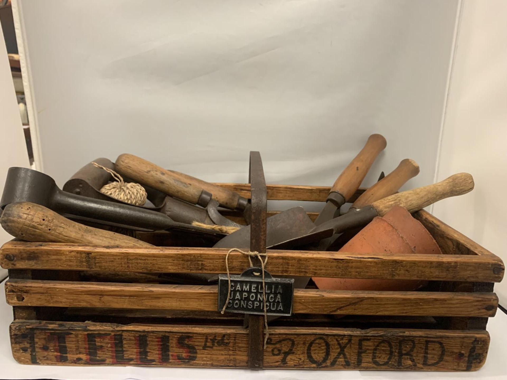 A VINTAGE GARDEN TRUG WITH VARIOUS TOOLS TO INCLUDE TROWEL, FORK, SYTHE, DIBBER, TERRACOTTA POTS ETC - Image 2 of 3