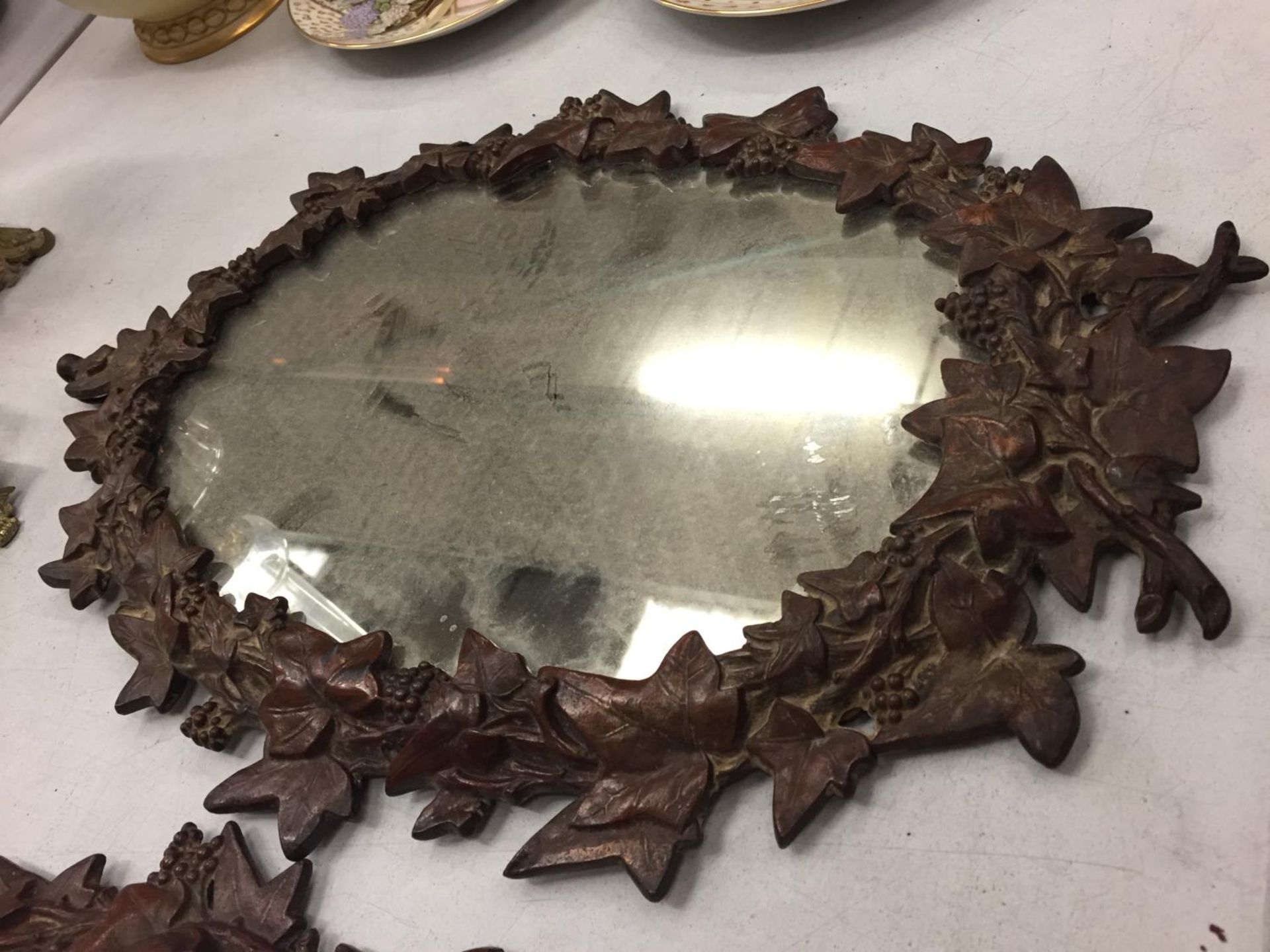 A PAIR OF HEAVY MATCHING WALL MIRRORS WITH ORNATE LEAF DESIGN - Image 3 of 6