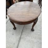 AN EDWARDIAN MAHOGANY OVAL WIND-OUT DINING TABLE, 53 X 41", WITH ROPE EDGE, ON CABRIOLE LEGS, WITH