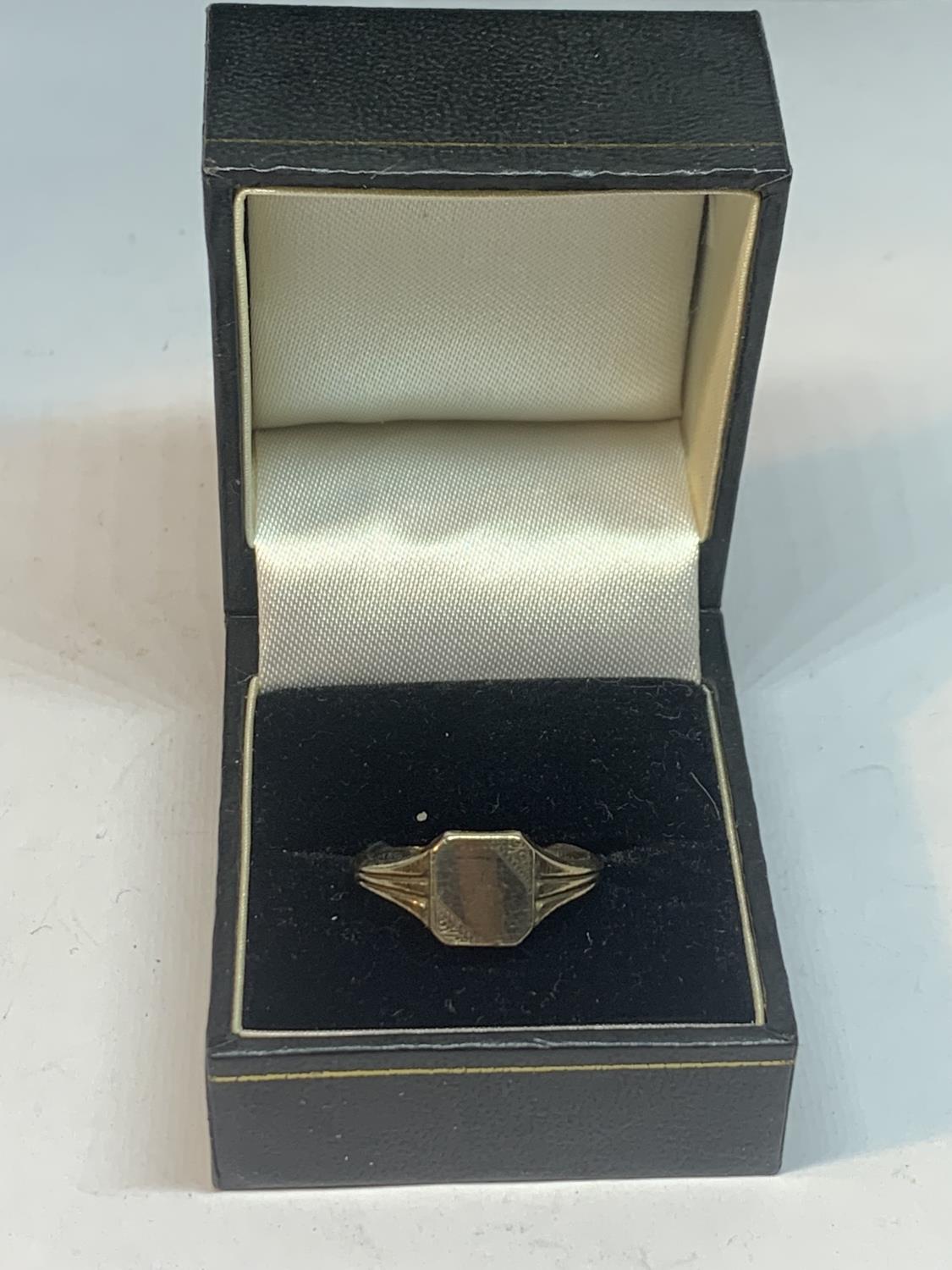 A SIGNET RING STAMPED 9 CARAT AND SILVER IN A PRESENTATION BOX