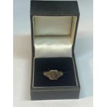 A SIGNET RING STAMPED 9 CARAT AND SILVER IN A PRESENTATION BOX