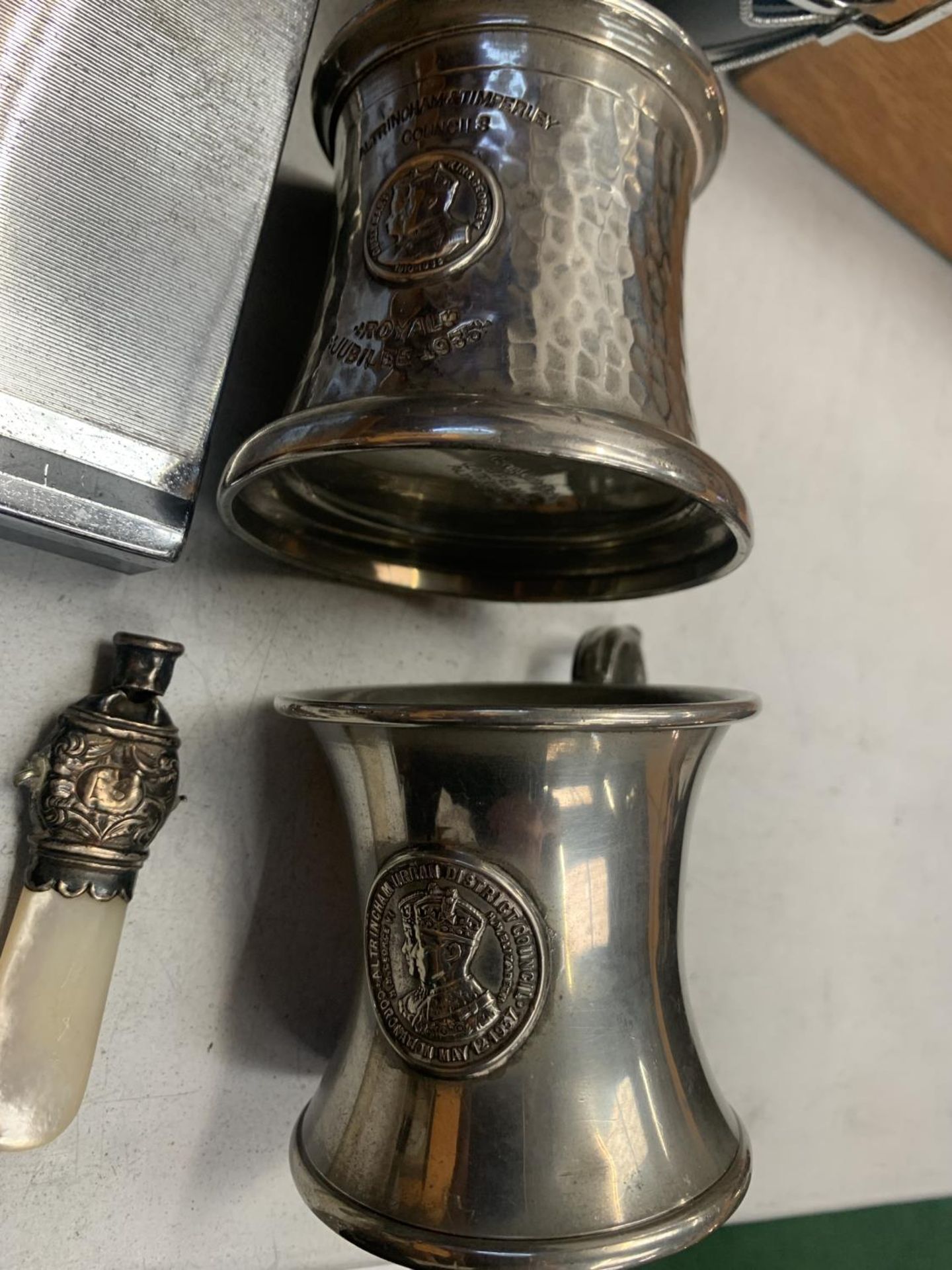 A COLLECTION OF SILVER PLATE AND PEWTER ITEMS TO INCLUDE A TANKARD, MARTINS BANK LIMITED MONEY - Image 5 of 5