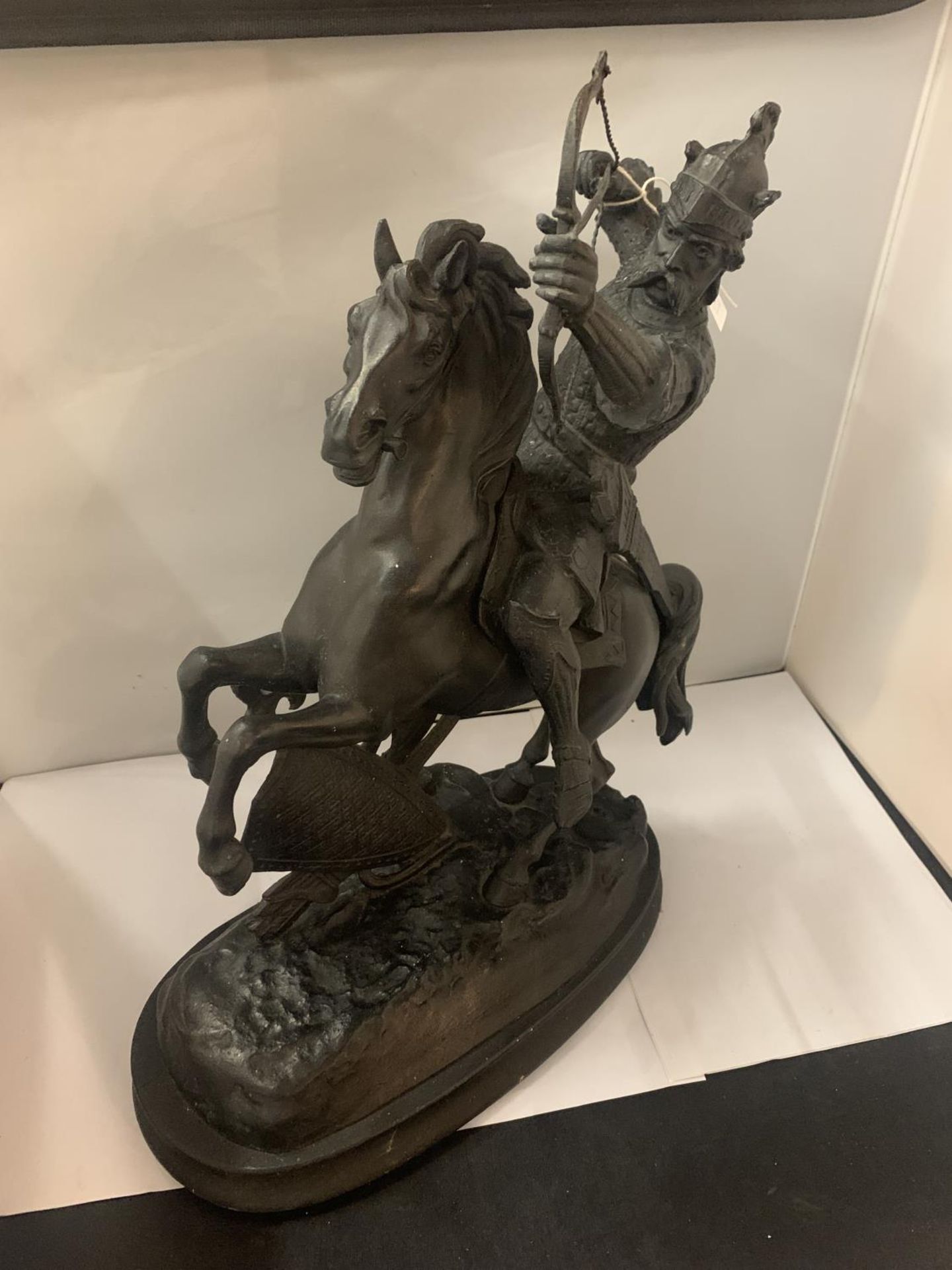A PAIR OF MARLEY KNIGHT FIGURES ON HORSEBACK MOUNTED ON WOODEN PLINTHS, APPROX 47CM HEIGHT - Image 4 of 4