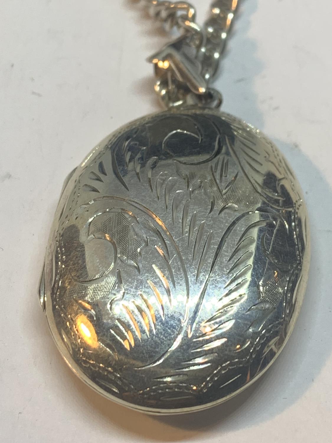 A SILVER NECKLACE WITH A LARGE OVAL LOCKET PENDANT - Image 3 of 4