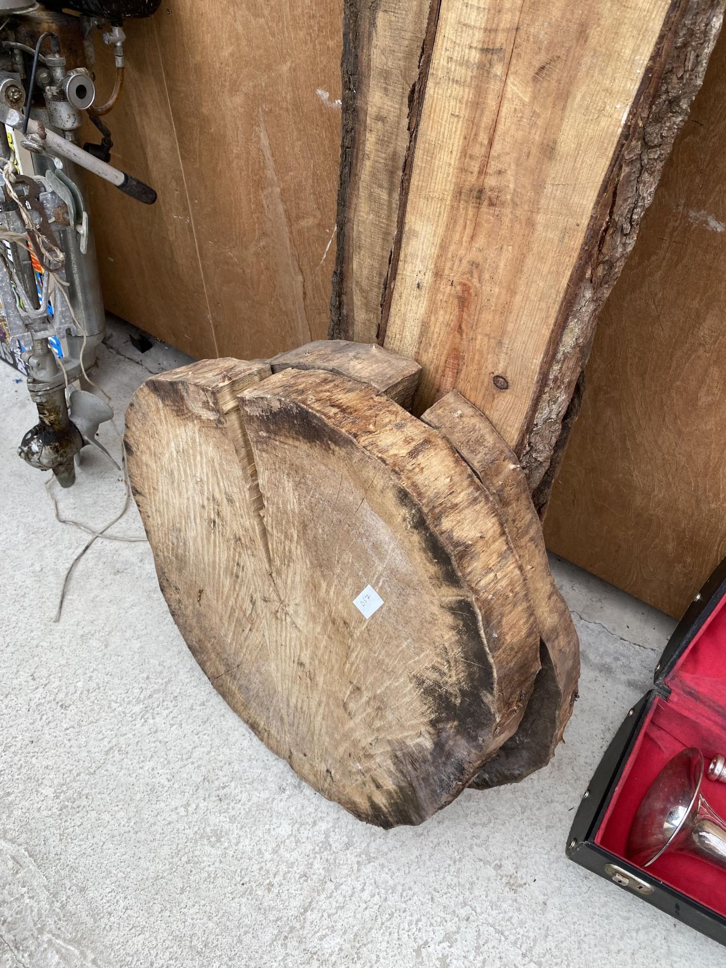 AN ASSORTMENT OF ROUGH SAWN TIMBER PLANKS OF VARIOUS SIZES AND SHAPES - Image 2 of 5