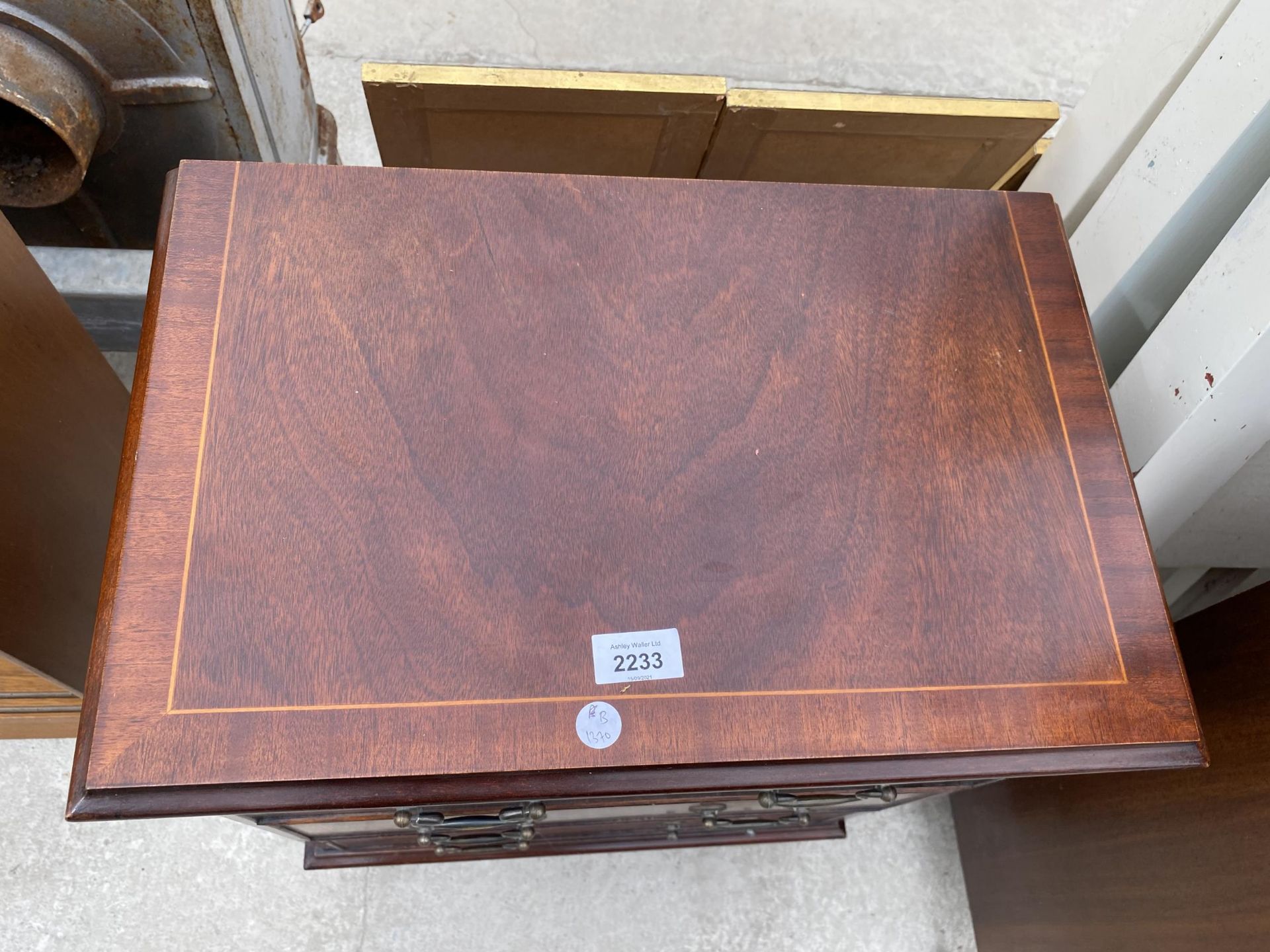 A MAHOGANY AND INLAID CHEST OF THREE DRAWERS 19" WIDE - Image 2 of 3