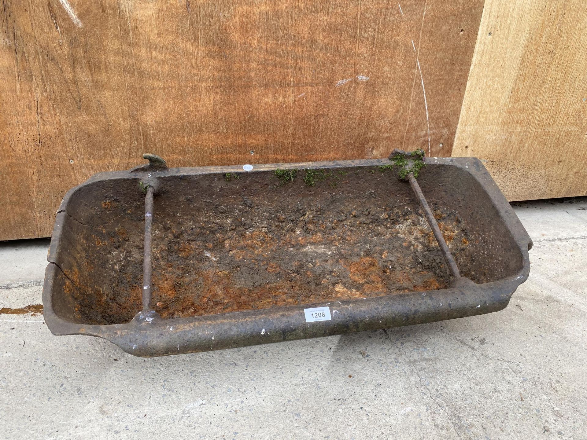 A VINTAGE CAST IRON WALL HANGING TROUGH/PLANTER (L:82CM W:35CM D:19CM)