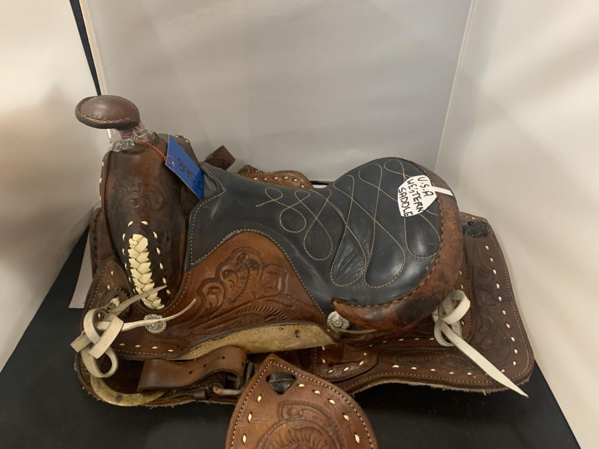 A TAN AND BLACK LEATHER U.S.A. WESTERN SADDLE WITH DECORATIVE DESIGNS AND STITCHING TOGETHER WITH - Image 3 of 6