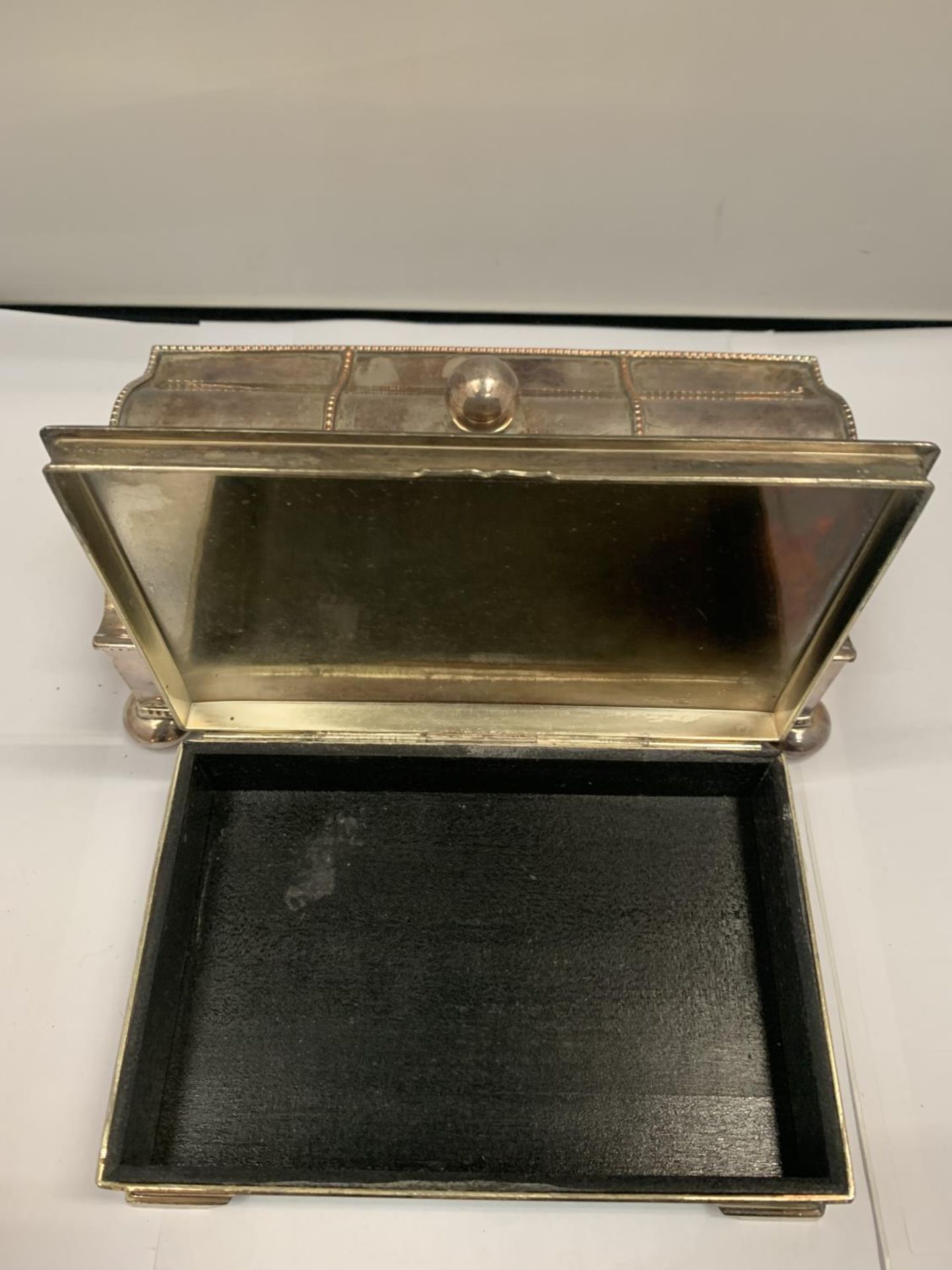 TWO SILVER PLATED ITEMS TO INCLUDE A DESK SET AND A FURTHER ORNATE BOX - Image 4 of 4