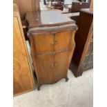 AN EDWARDIAN WIND-UP GRAMOPHONE CABINET (LACKING WORKS)