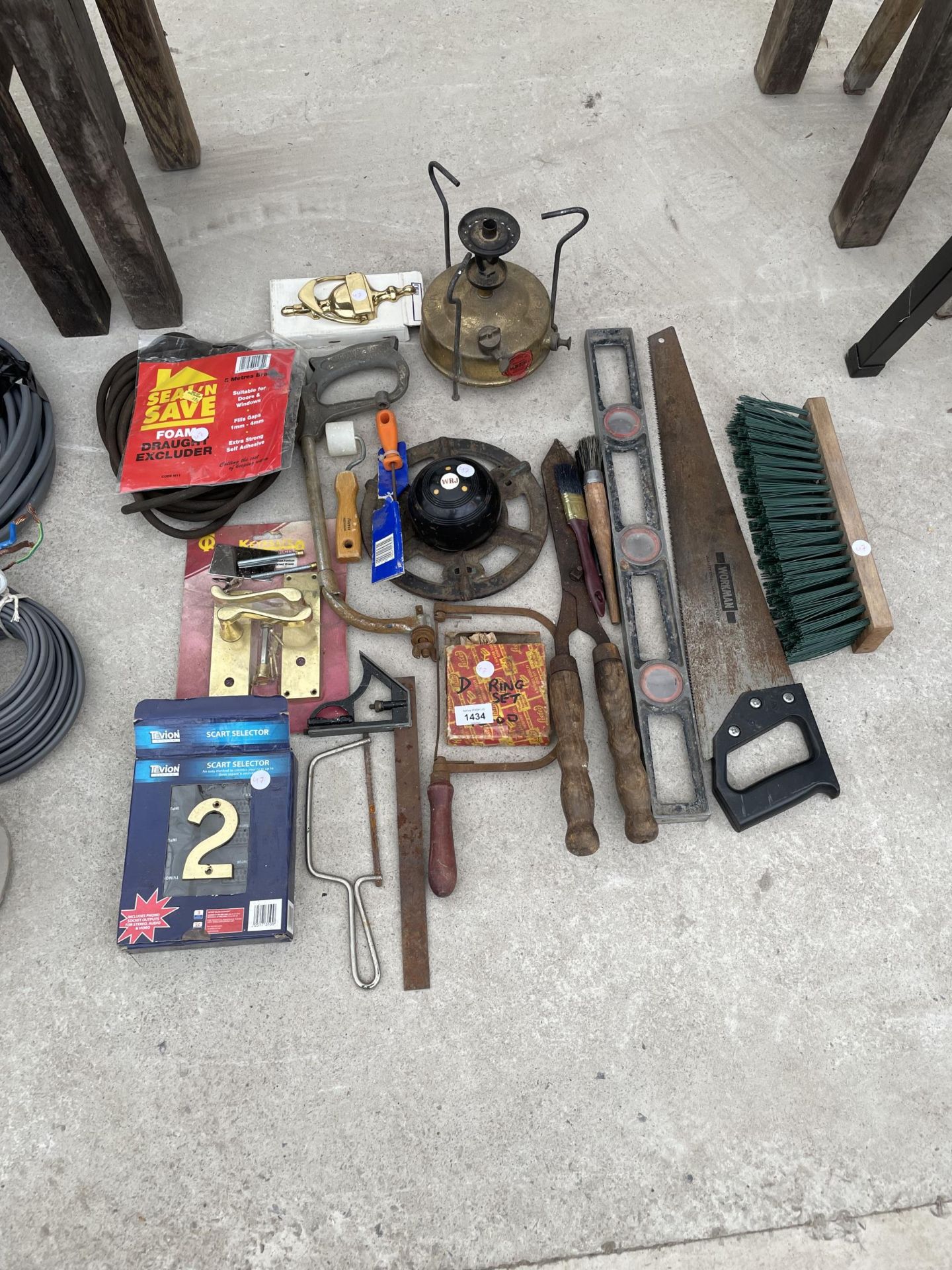 AN ASSORTMENT OF ITEMS TO INCLUDE A PARAFIN LAMP, GARDEN SHEARS AND DOOR FURNITURE ETC