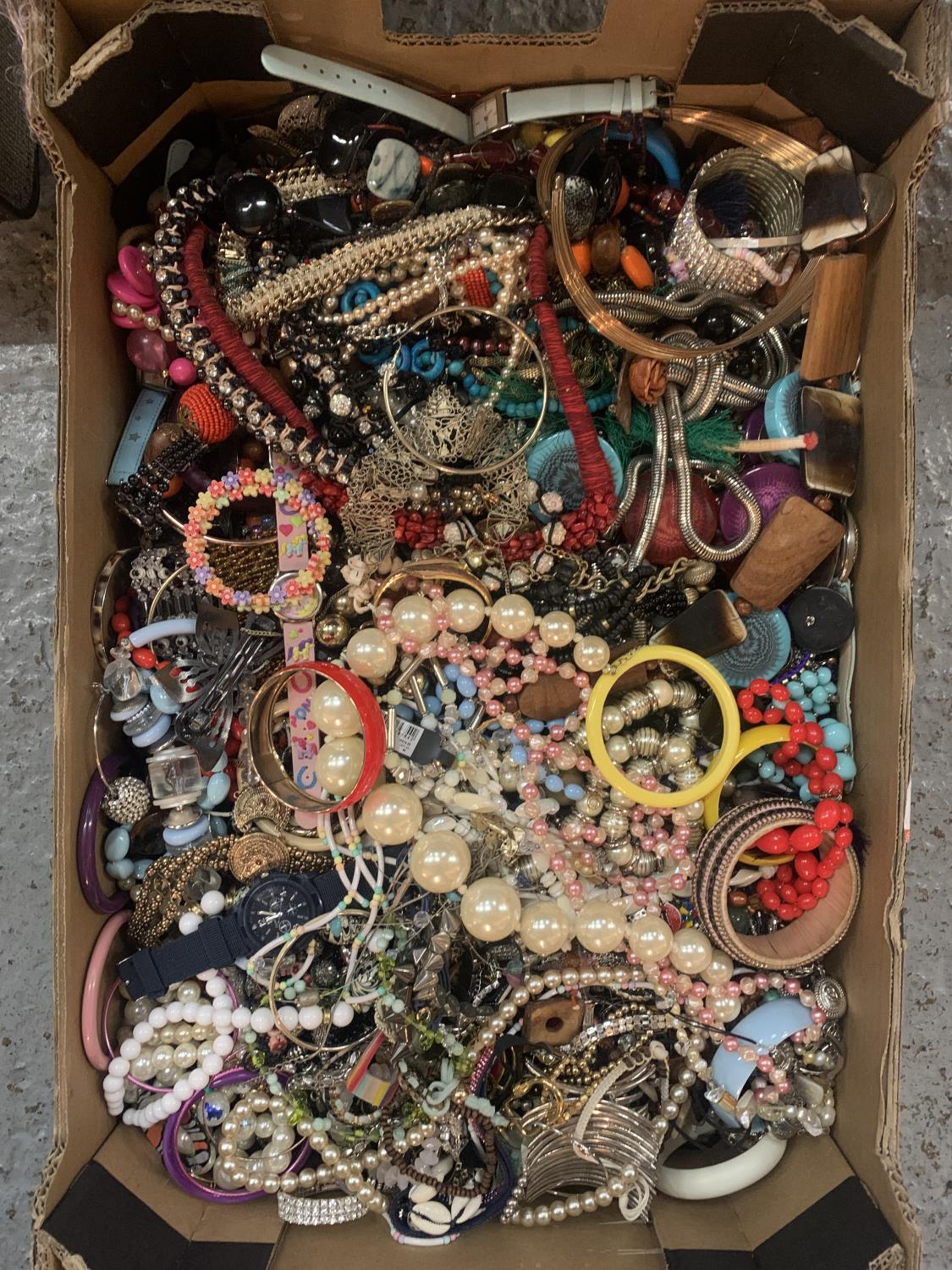 A LARGE COLLECTION OF COSTUME JEWELLERY - Bild 2 aus 7