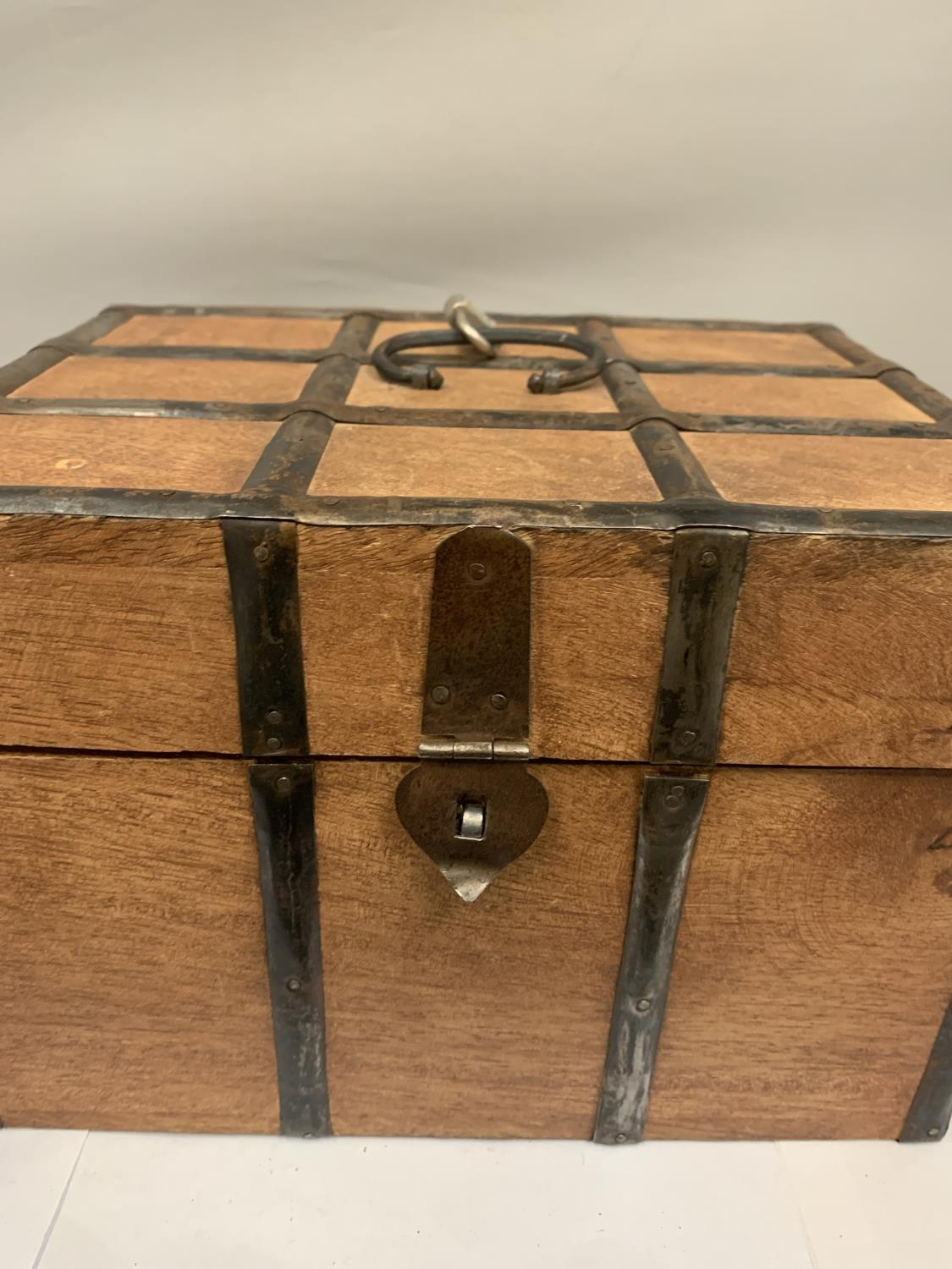 A WOODEN CHEST CONTAINING A LARGE QUANTITY OF COSTUME JEWELLERY - Bild 4 aus 4