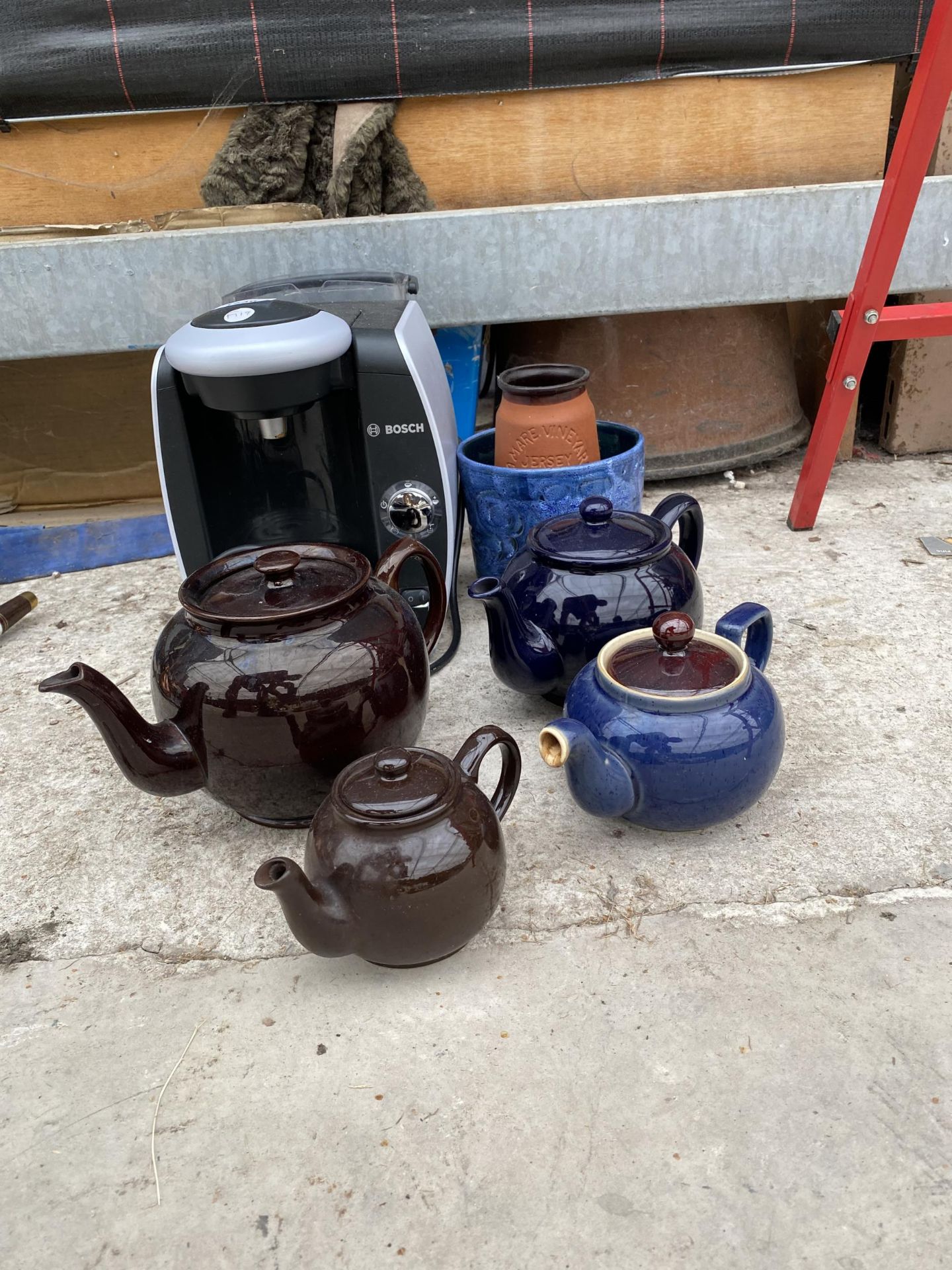 A COFFEE MAKER AND VARIOUS TEAPOTS - Image 2 of 3
