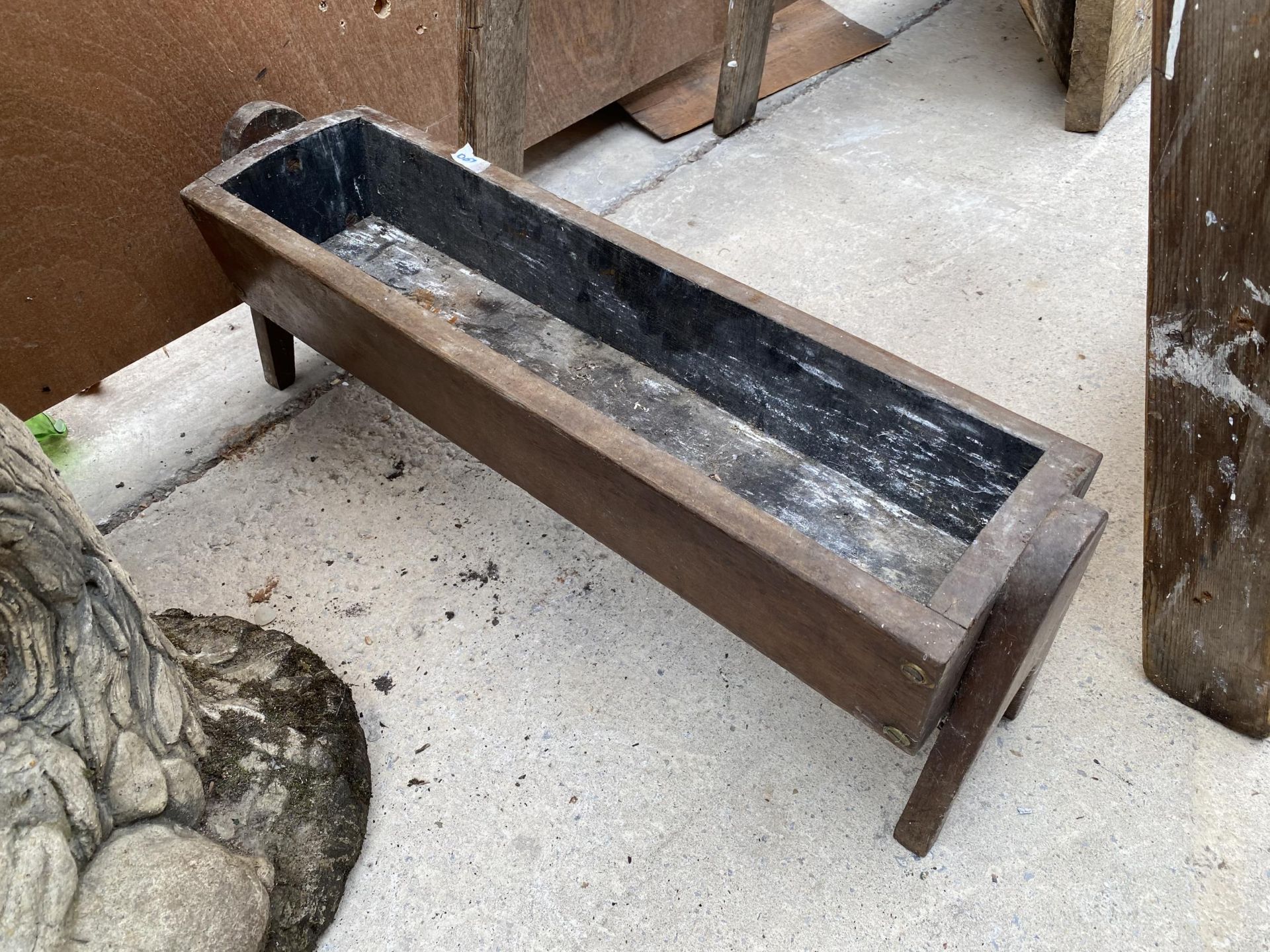 A VINTAGE FIVE RUNG WOODEN STEP LADDER AND A SMALL WOODEN TROUGH PLANTER - Image 4 of 4