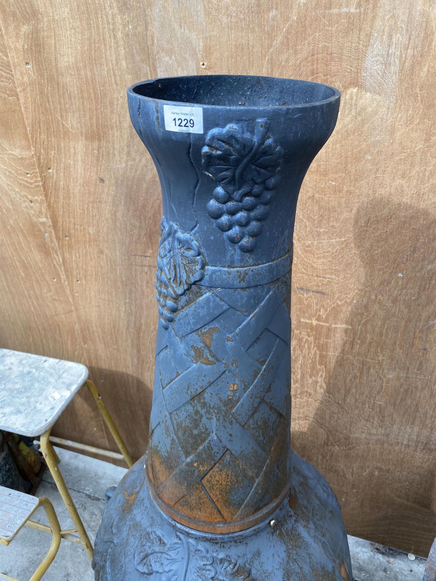 A DECORATIVE CAST IRON GARDEN CHIMENEA - Image 2 of 6