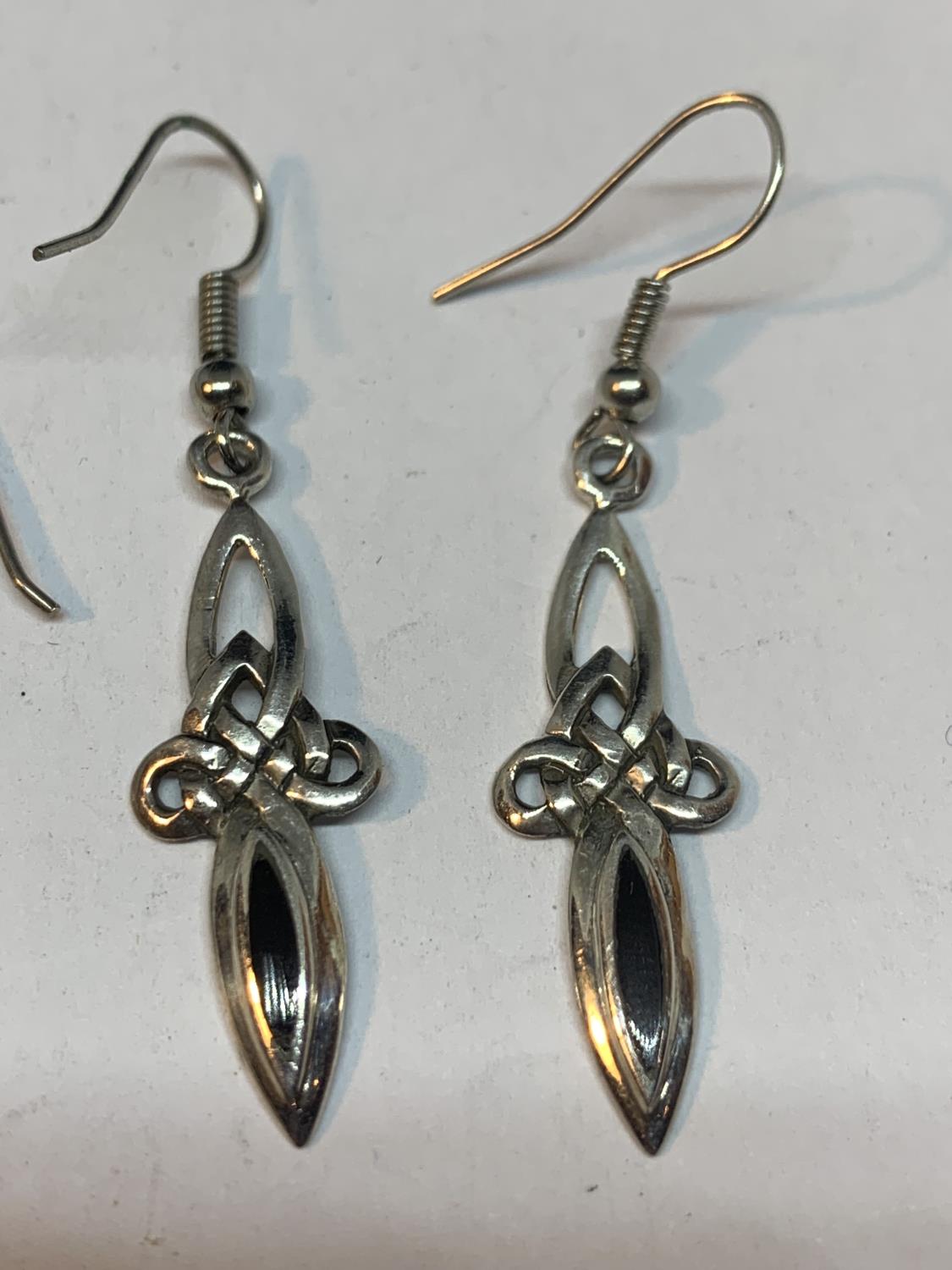 TWO PAIRS OF SILVER EARRINGS TO INCLUDE A CELTIC CROSS DESIGN - Bild 3 aus 3