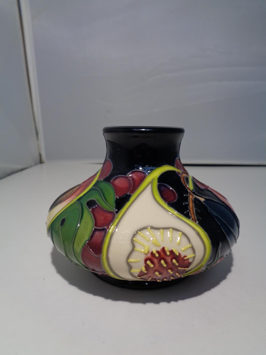 A MOORCROFT VASE 'QUEENS CHOICE' - Image 3 of 8