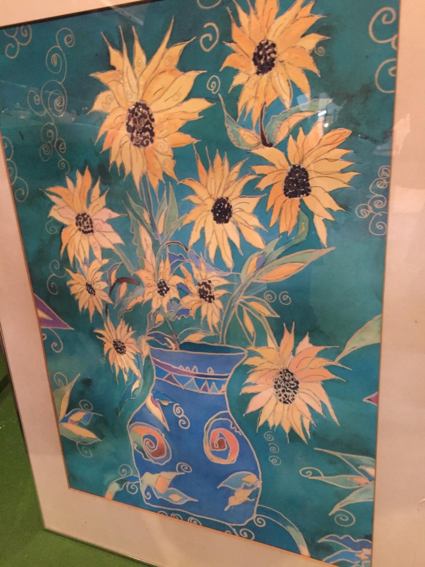 A LARGE FRAMED PRINT OF SUNFLOWERS IN A VASE - Image 3 of 6
