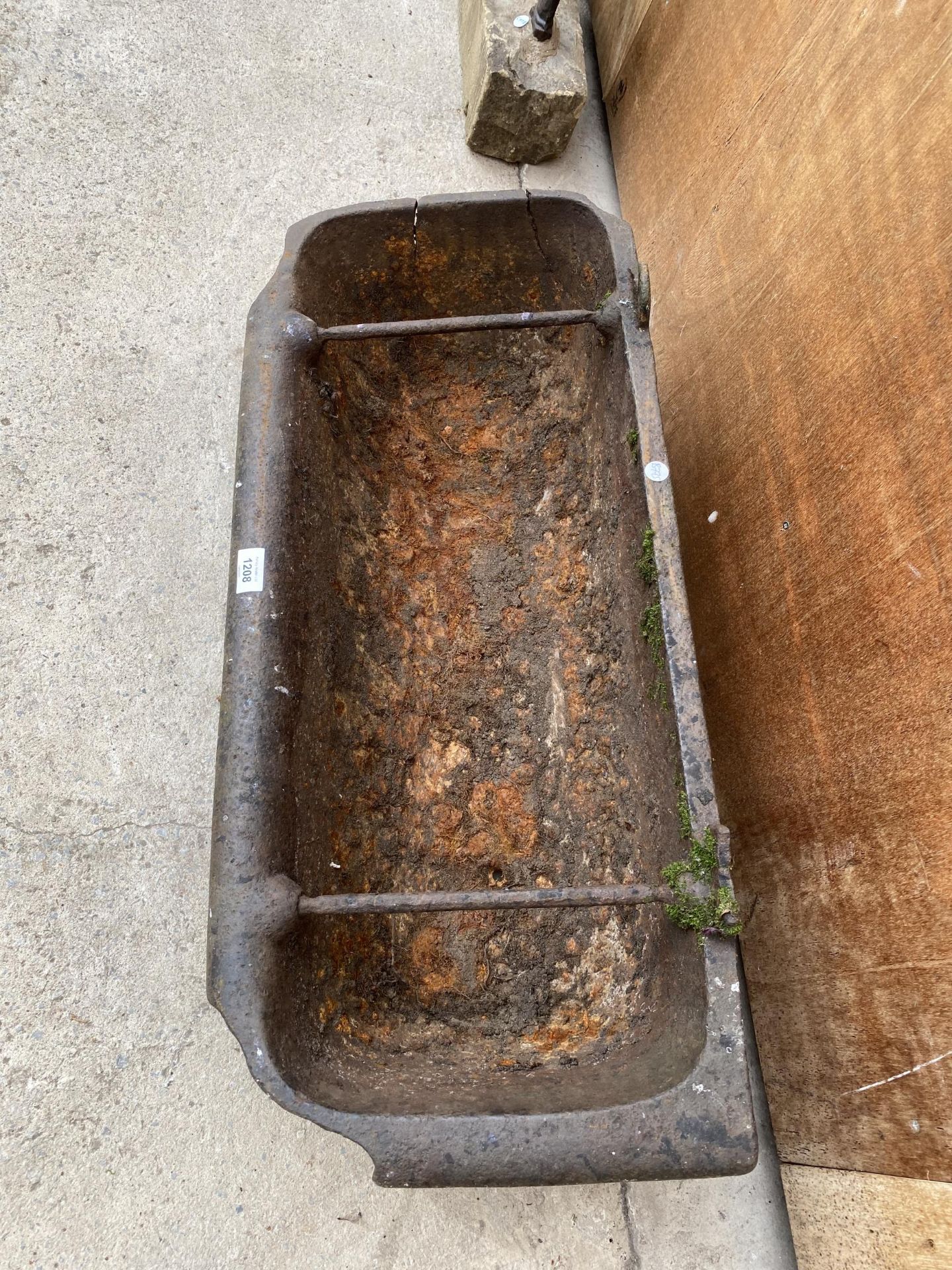 A VINTAGE CAST IRON WALL HANGING TROUGH/PLANTER (L:82CM W:35CM D:19CM) - Image 3 of 4