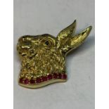 AN 18 CARAT GOLD PLATED SILVER PENDANT IN THE FORM OF A HARE WITH A PINK STONE COLLAR