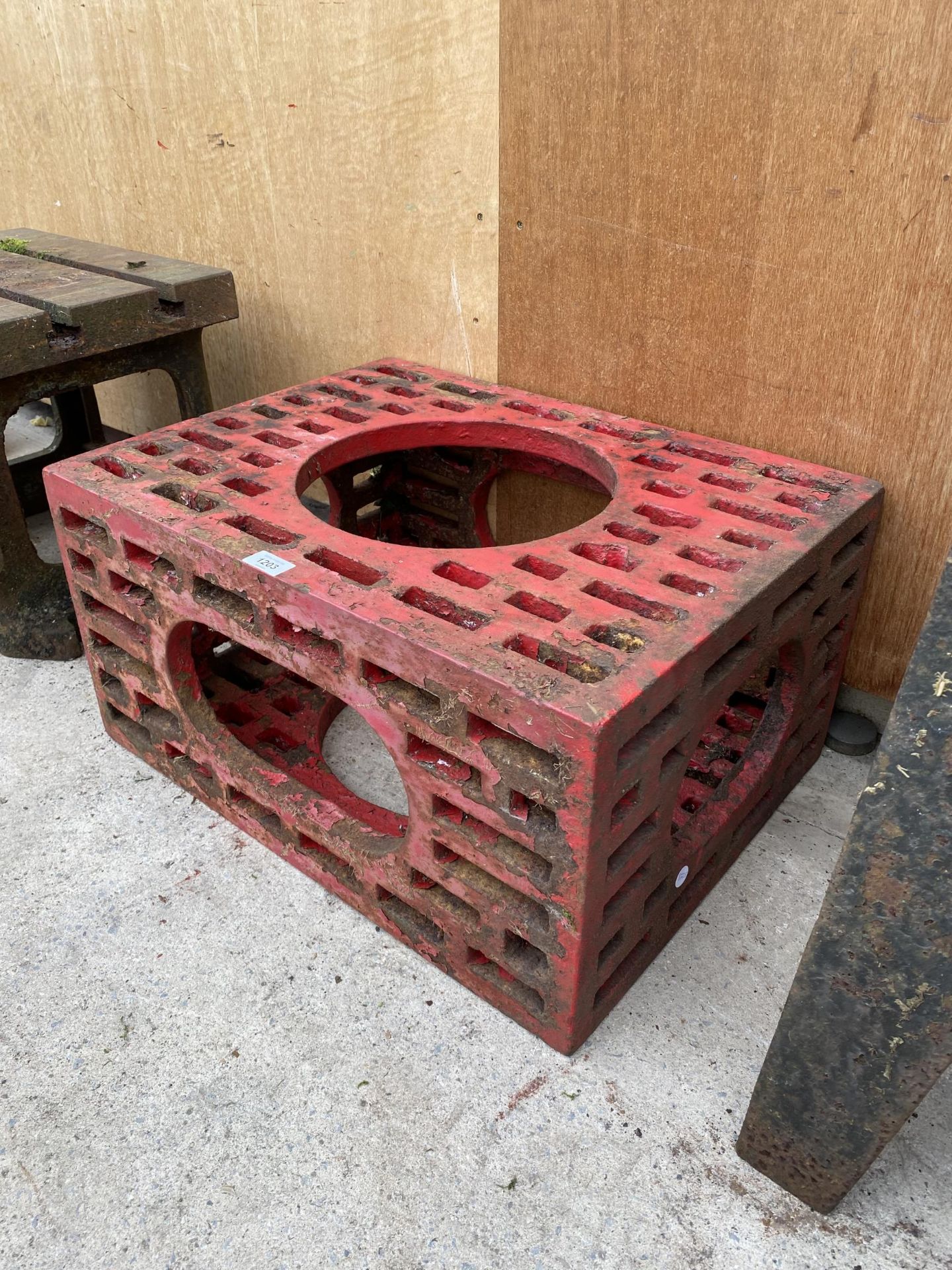 AN UNUSUAL CAST IRON WORKSHOP MILLING BASE - Image 5 of 5