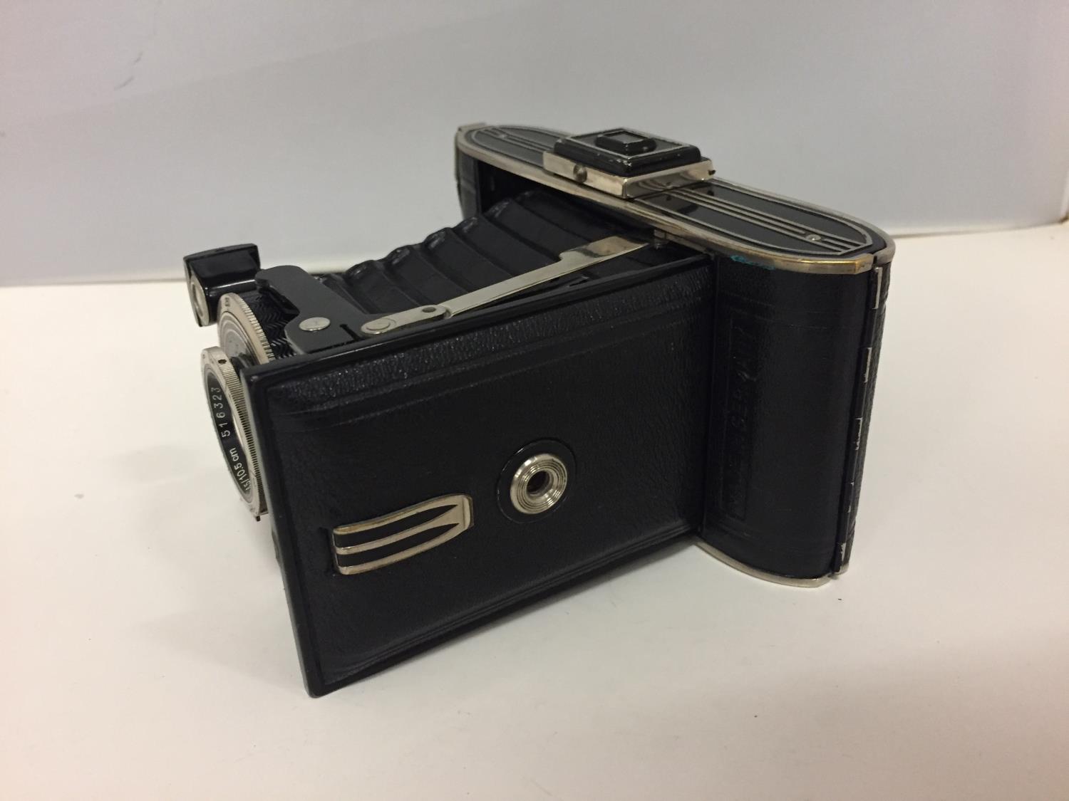 A VINTAGE CAMERA AND CASE - Image 5 of 8